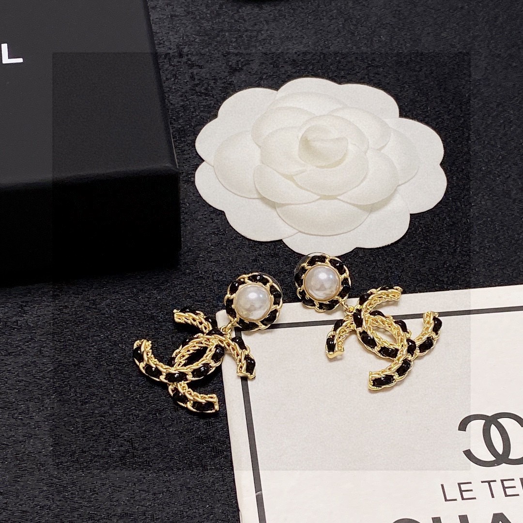 ❤️👑Chanel 小香 新款黑色皮革耳坠耳钉 专柜同步上新 耳环 原版一致黄铜材质搭配纯银针耳环💗 精