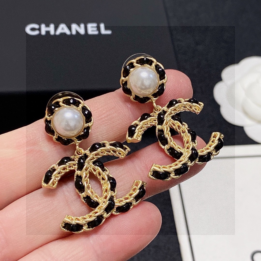 ❤️👑Chanel 小香 新款黑色皮革耳坠耳钉 专柜同步上新 耳环 原版一致黄铜材质搭配纯银针耳环💗 精