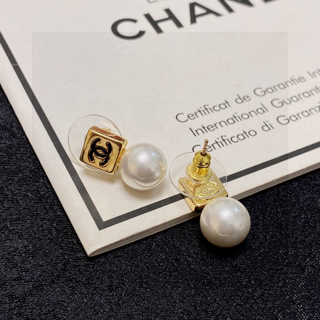 🥰小香风Chanel🆕 双C字母珍珠耳钉🔸小红书时尚达人都有种草哦 显脸型 原版材质 很简约 拍照📷日常