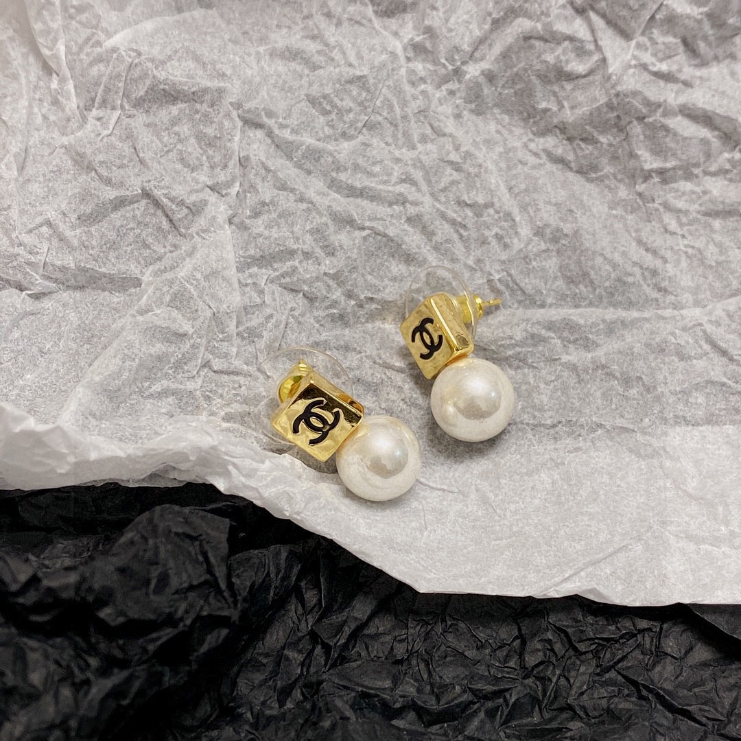 🥰小香风Chanel🆕 双C字母珍珠耳钉🔸小红书时尚达人都有种草哦 显脸型 原版材质 很简约 拍照📷日常