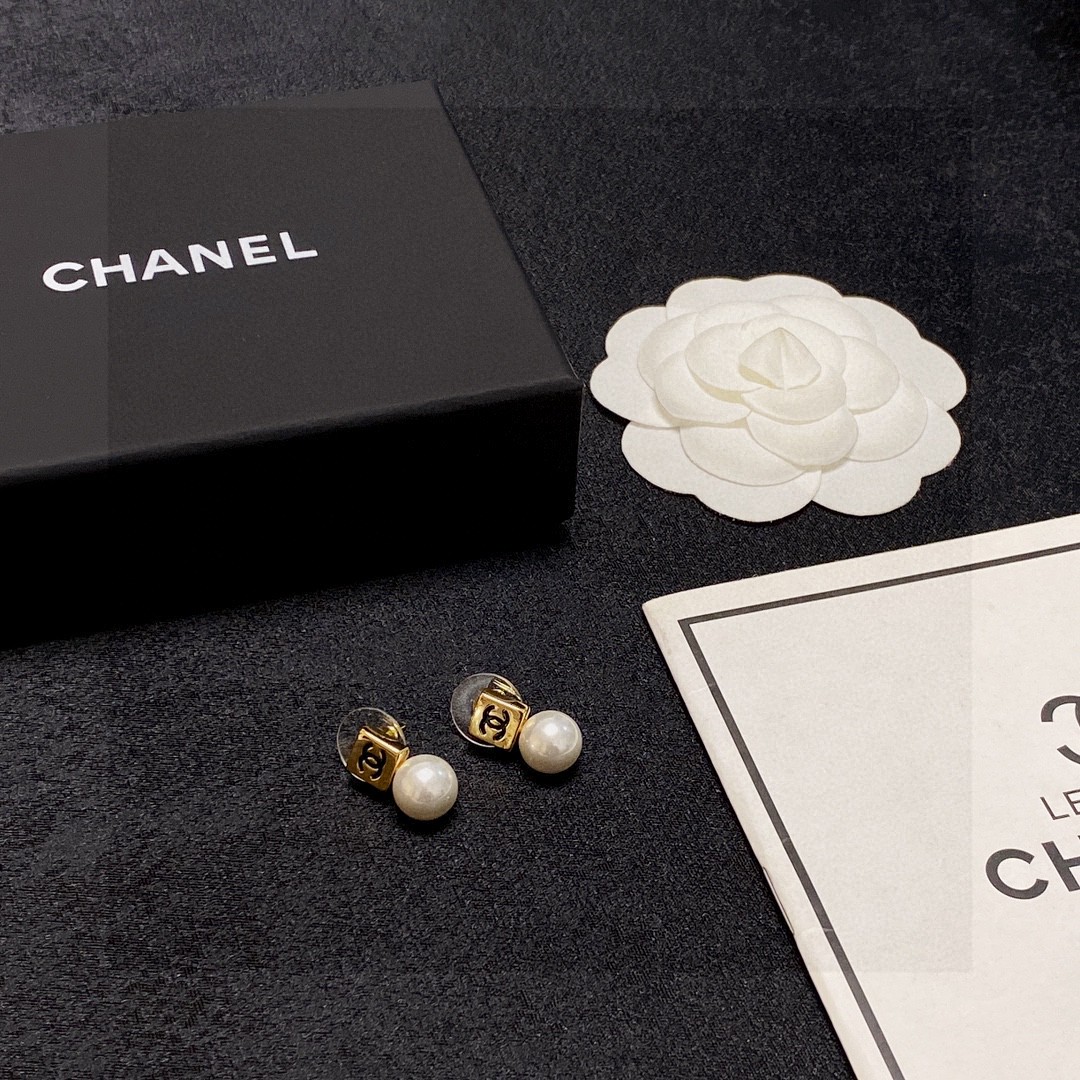 🥰小香风Chanel🆕 双C字母珍珠耳钉🔸小红书时尚达人都有种草哦 显脸型 原版材质 很简约 拍照📷日常