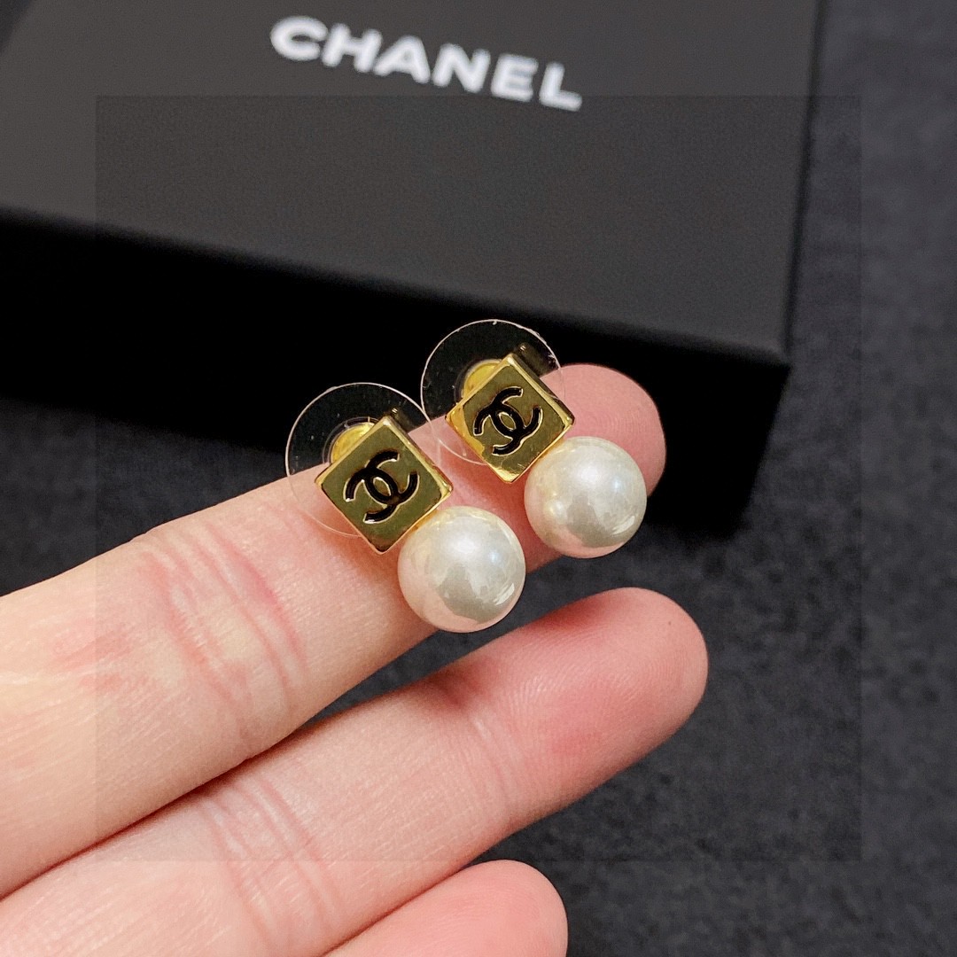 🥰小香风Chanel🆕 双C字母珍珠耳钉🔸小红书时尚达人都有种草哦 显脸型 原版材质 很简约 拍照📷日常