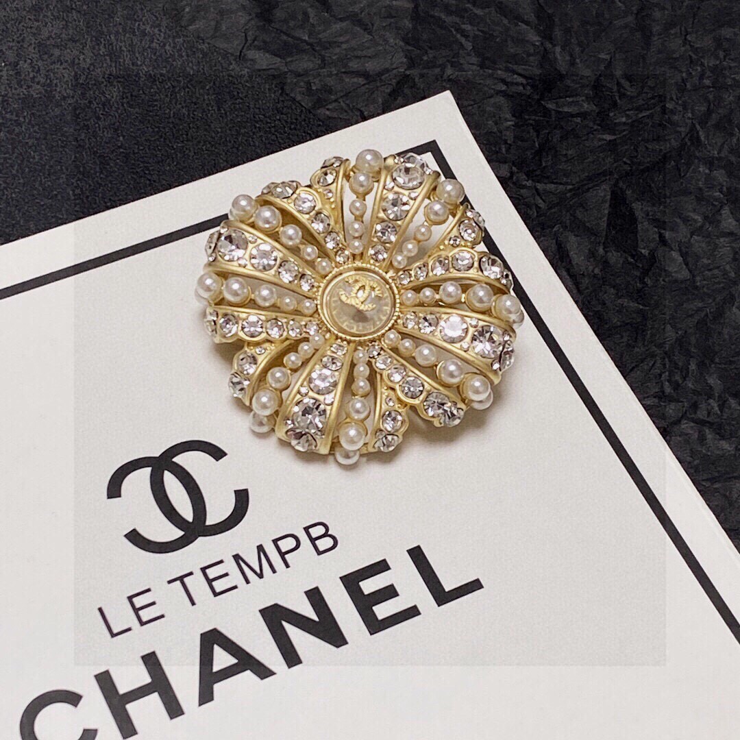  CHANEL🇫🇷小香 专柜新款同步上新香奈儿胸针，是最懂女人的饰物。那些倾注了全部心血去做自己的女人，
