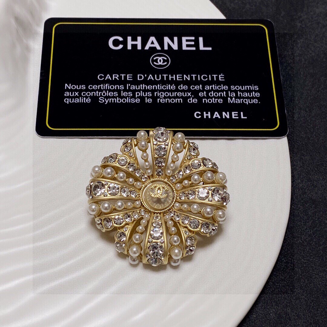  CHANEL🇫🇷小香 专柜新款同步上新香奈儿胸针，是最懂女人的饰物。那些倾注了全部心血去做自己的女人，