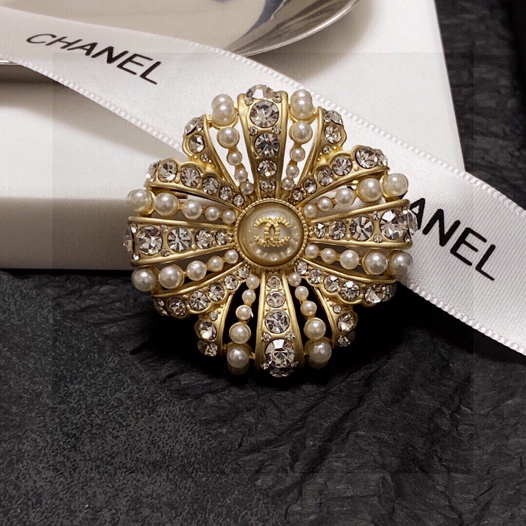  CHANEL🇫🇷小香 专柜新款同步上新香奈儿胸针，是最懂女人的饰物。那些倾注了全部心血去做自己的女人，