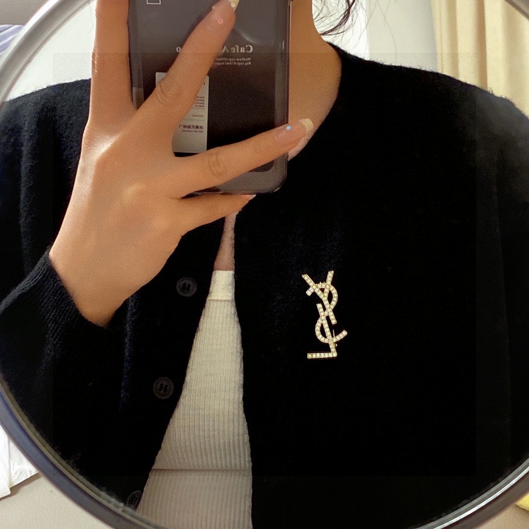  YSL圣罗兰专柜新款同步上新胸针，是最懂女人的饰物。那些倾注了全部心血去做自己的女人，往往更珍惜胸针的