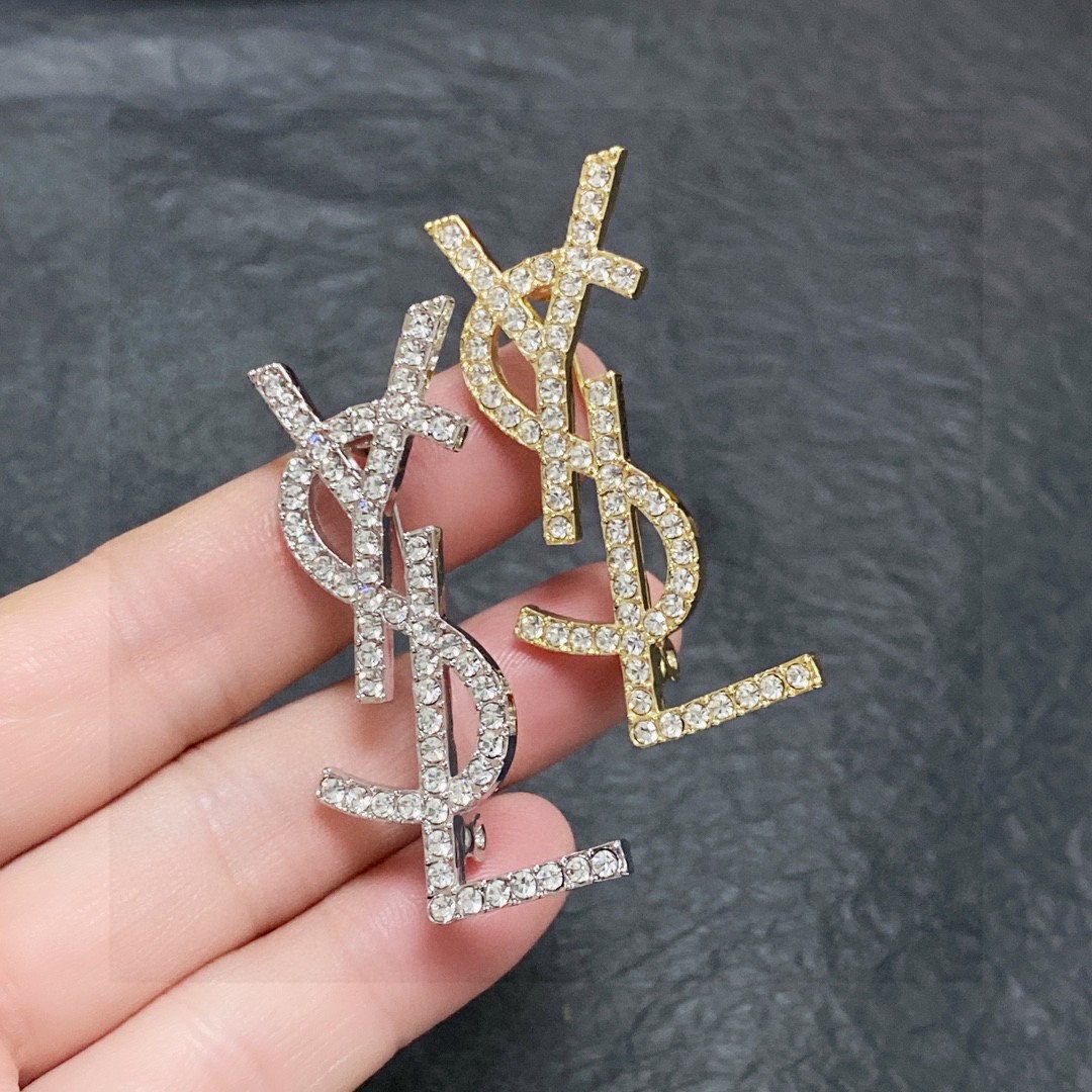  YSL圣罗兰专柜新款同步上新胸针，是最懂女人的饰物。那些倾注了全部心血去做自己的女人，往往更珍惜胸针的