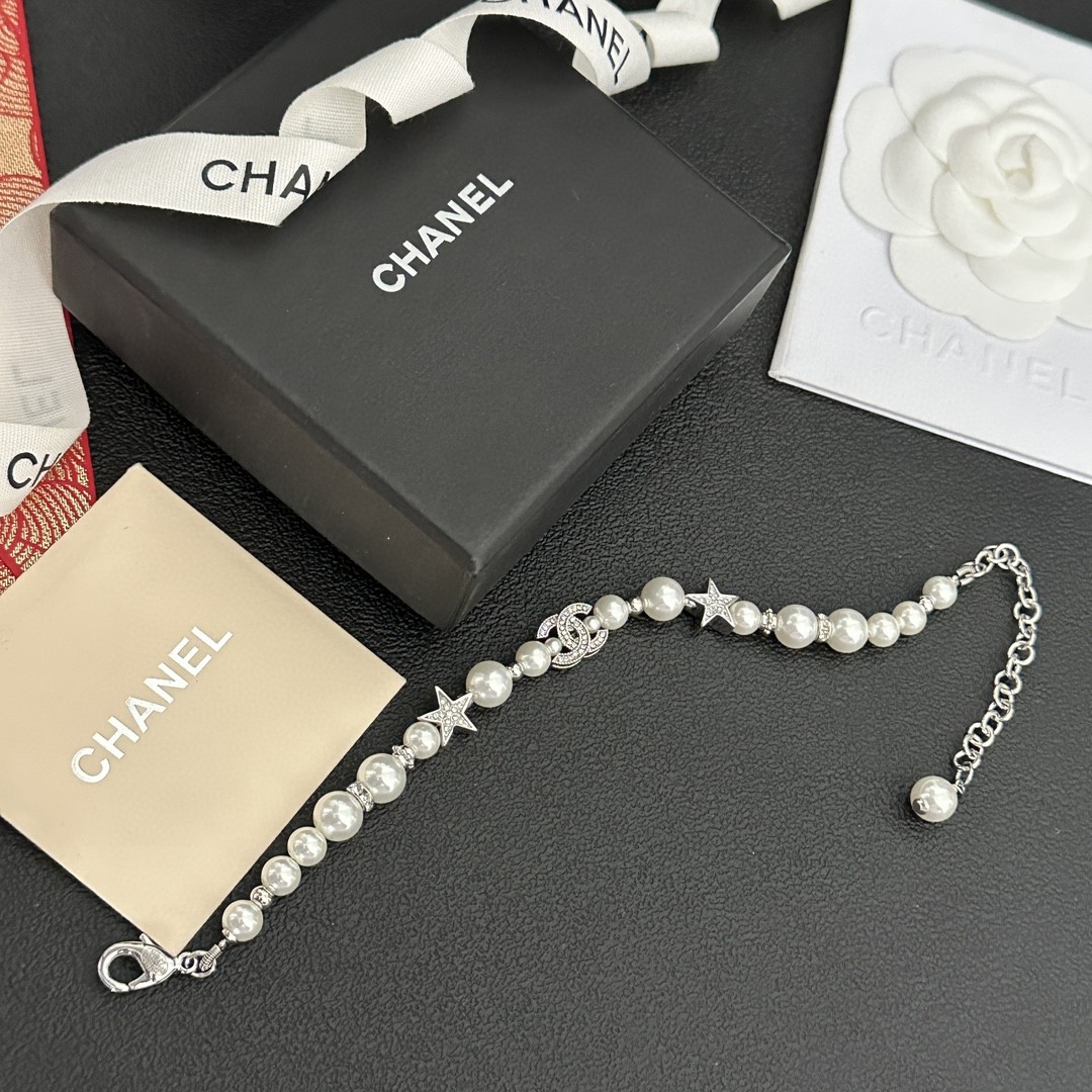  Chanel香奈儿 中古 手链👀原版复刻logo  小香家的款式真心无需多介绍😘🎶每一款都超好看，精致