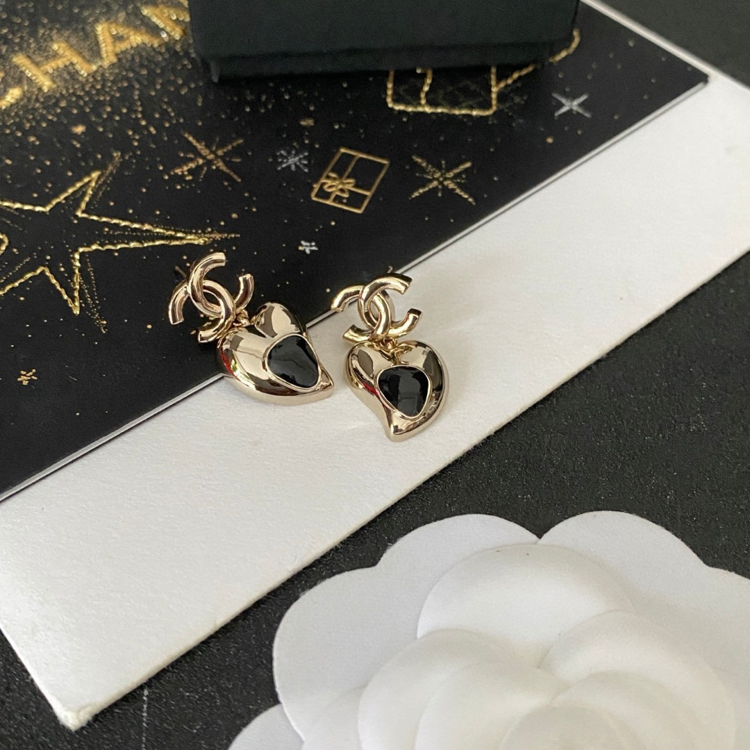  Chanel香奈儿 中古 双C耳钉👀原版复刻logo 小香家的款式真心无需多介绍😘🎶每一款都超好看，精
