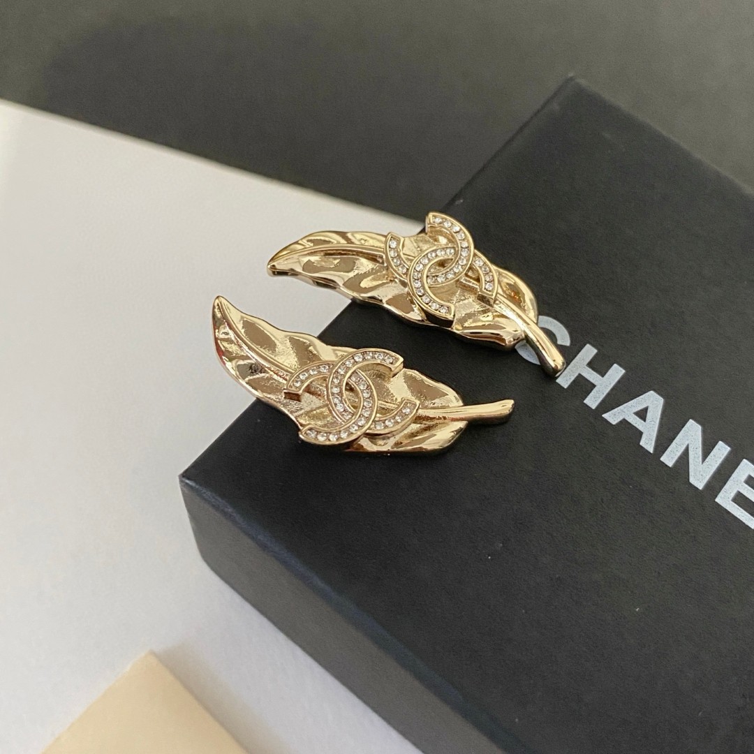  Chanel香奈儿 中古 双C耳钉👀原版复刻logo 小香家的款式真心无需多介绍😘🎶每一款都超好看，精