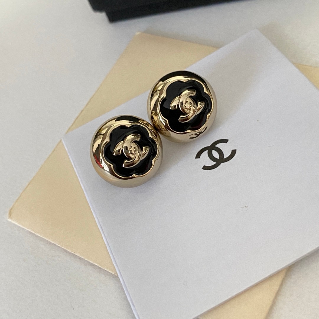  Chanel香奈儿 中古 双C耳钉👀原版复刻logo 小香家的款式真心无需多介绍😘🎶每一款都超好看，精