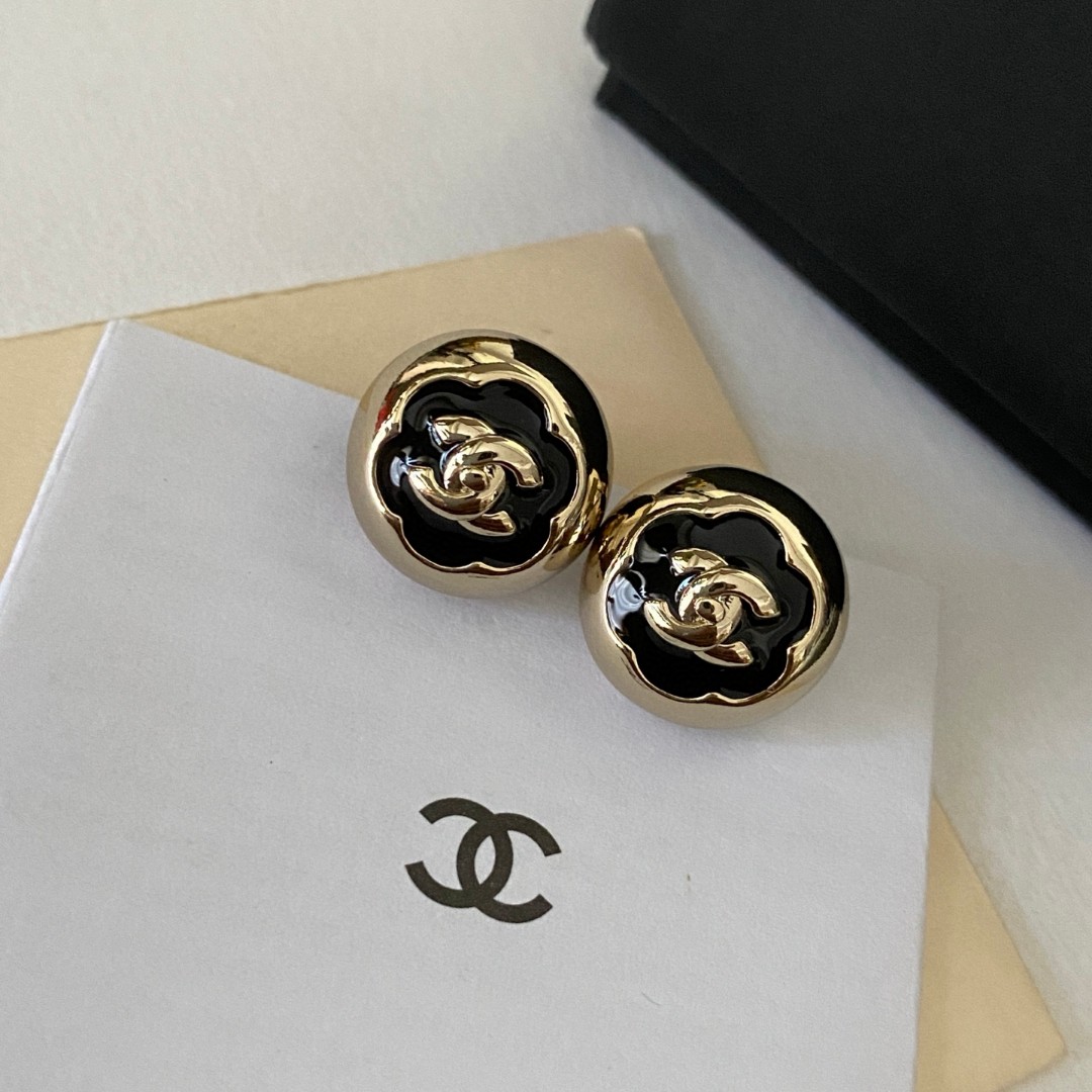  Chanel香奈儿 中古 双C耳钉👀原版复刻logo 小香家的款式真心无需多介绍😘🎶每一款都超好看，精