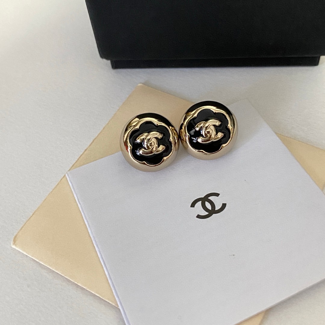  Chanel香奈儿 中古 双C耳钉👀原版复刻logo 小香家的款式真心无需多介绍😘🎶每一款都超好看，精
