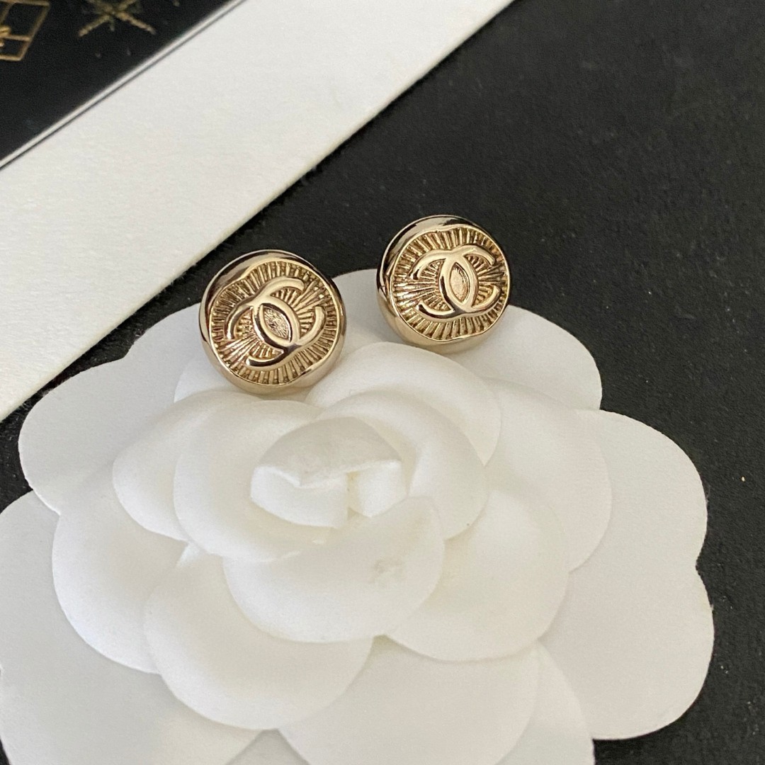  Chanel香奈儿 中古 双C耳钉👀原版复刻logo 小香家的款式真心无需多介绍😘🎶每一款都超好看，精