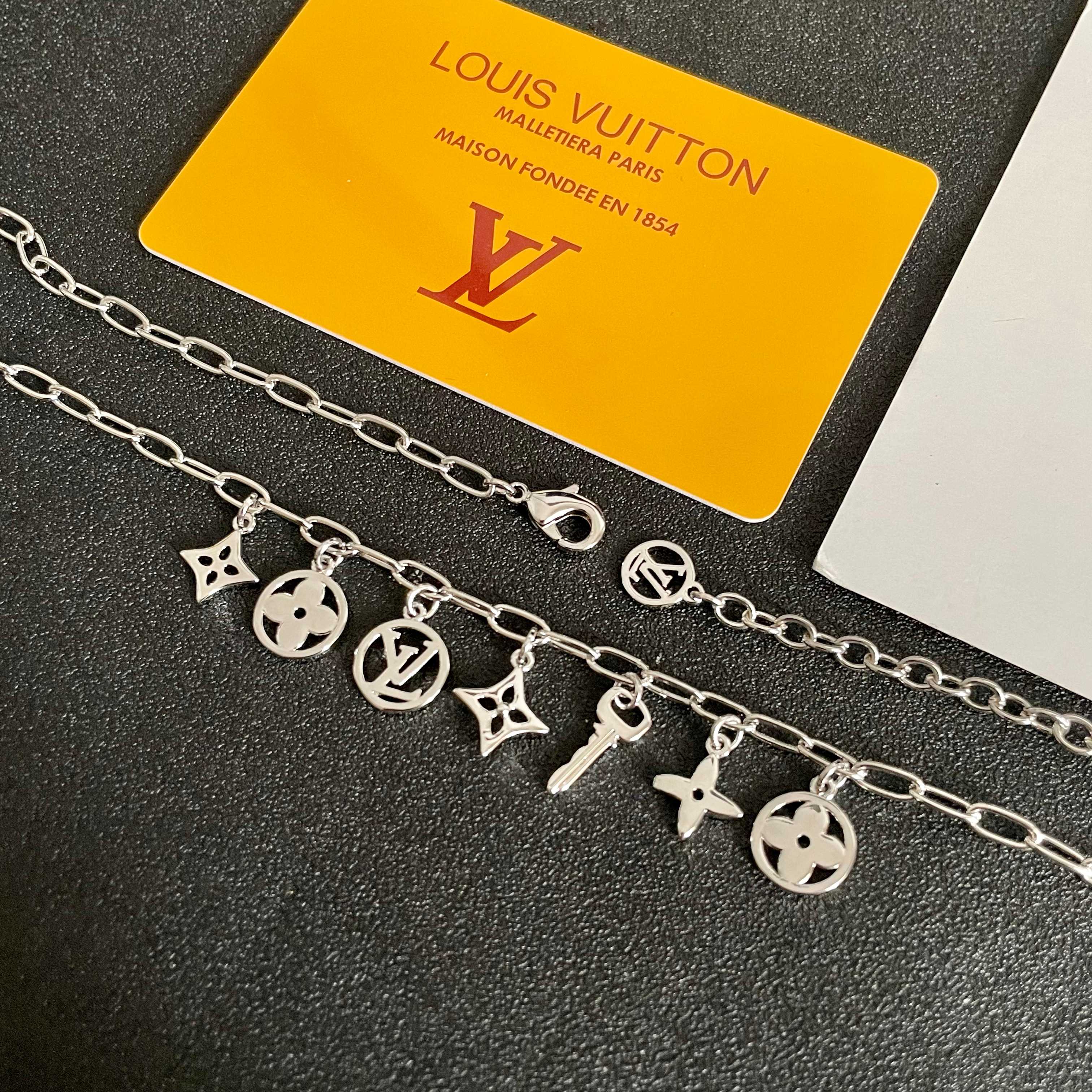  LV 项链🔹🔹Louis Vuitton 路易威登🔹专柜一致材质 火爆款出货 设计独特 复古前卫 男神