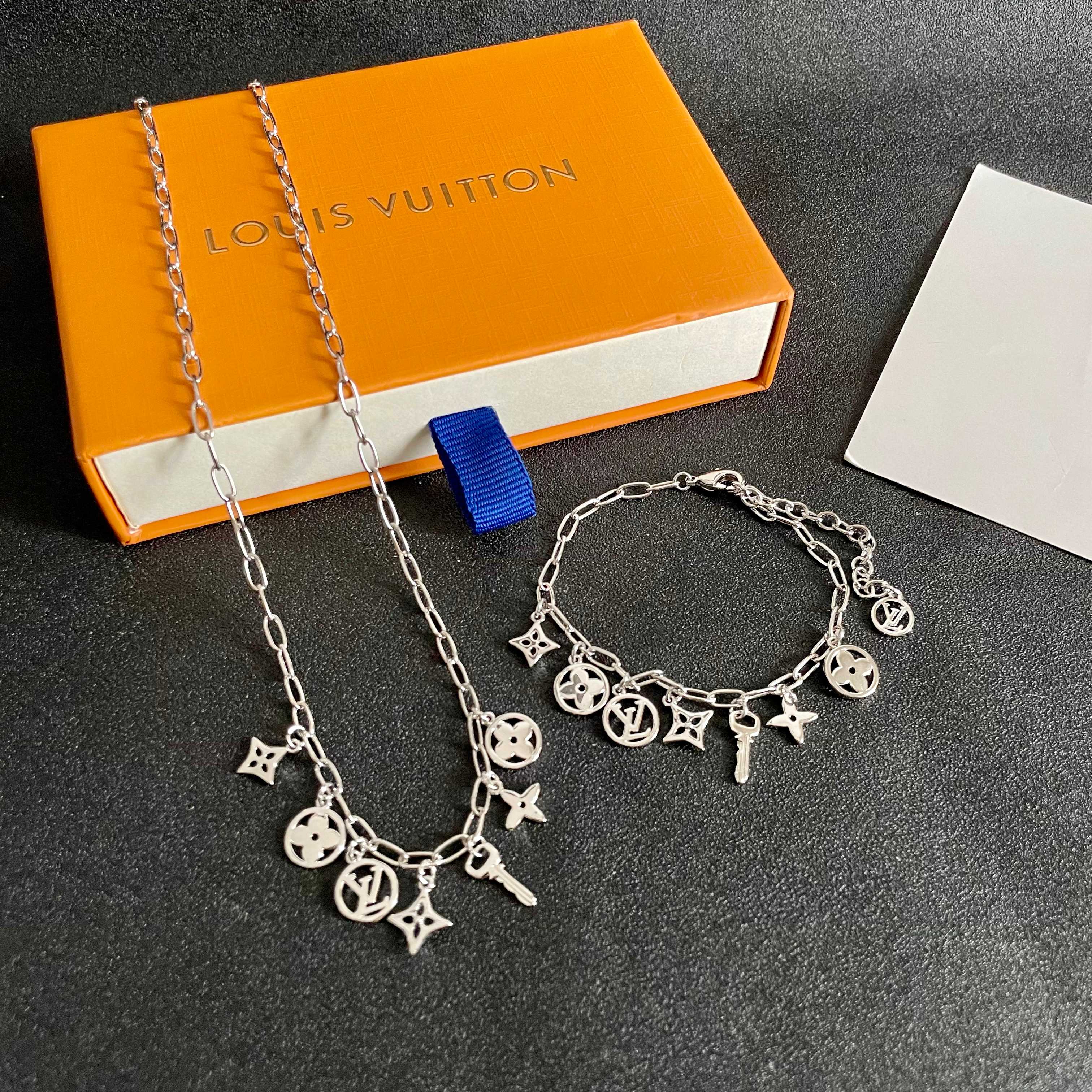  LV 手链🔹🔹Louis Vuitton 路易威登🔹专柜一致材质 火爆款出货 设计独特 复古前卫 男神