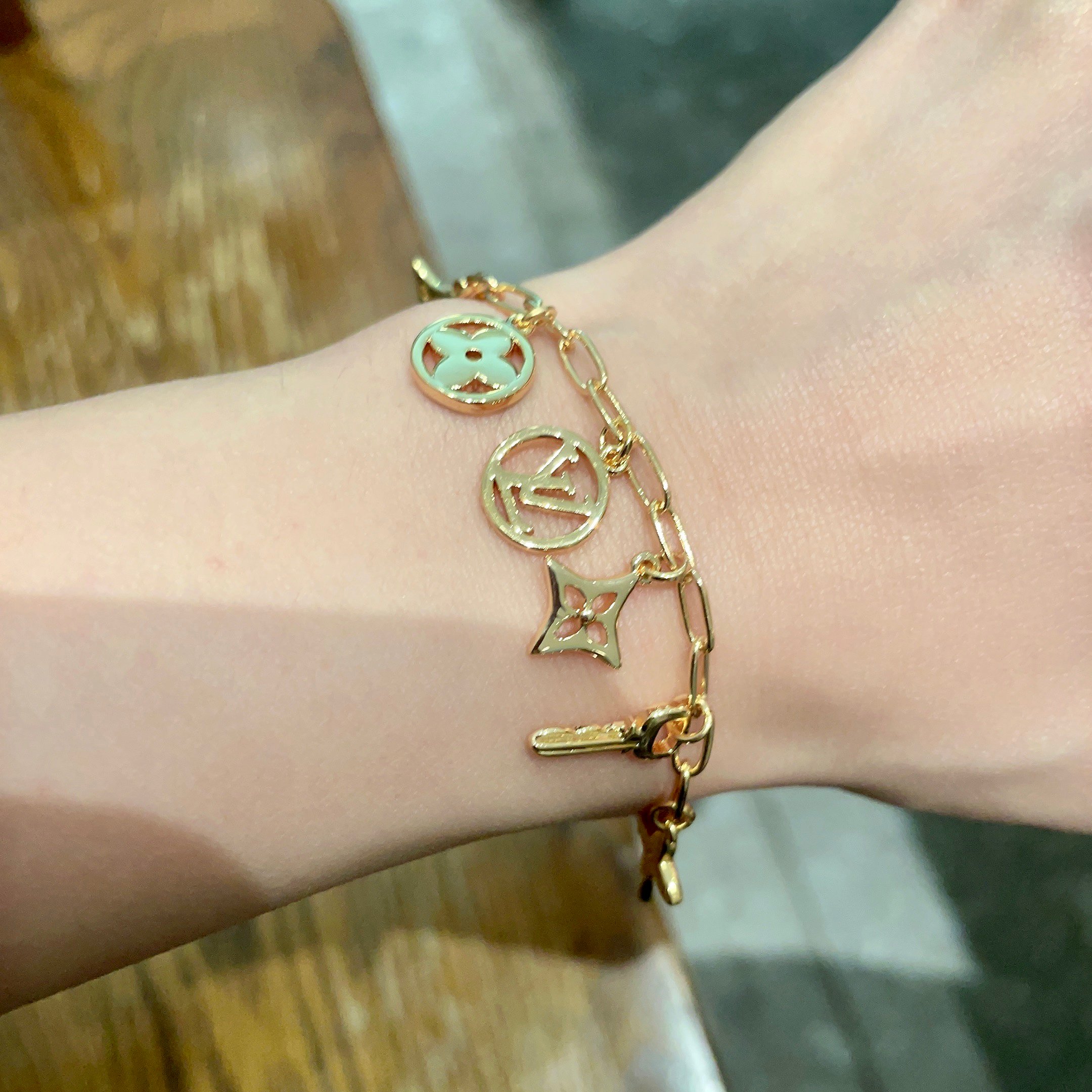  LV 手链🔹🔹Louis Vuitton 路易威登🔹专柜一致材质 火爆款出货 设计独特 复古前卫 男神