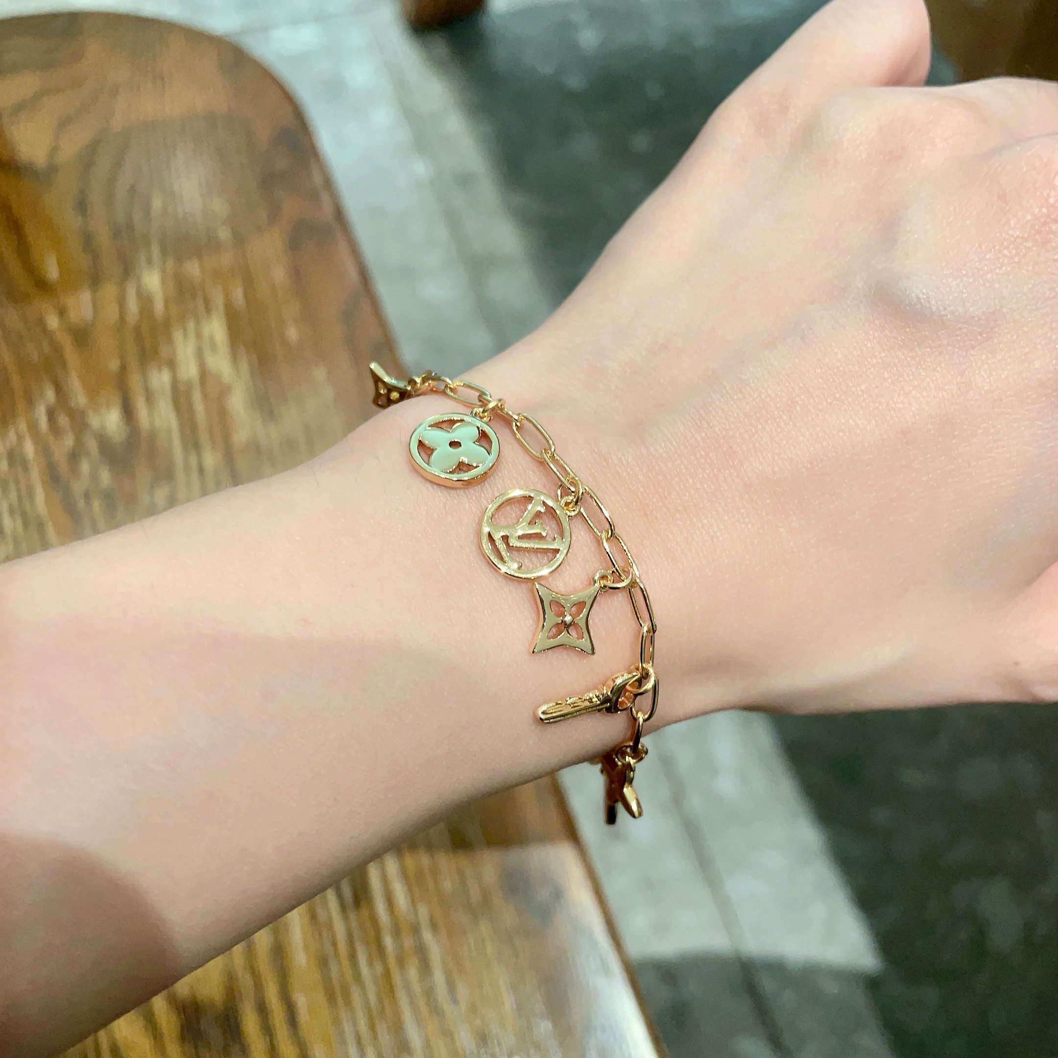  LV 手链🔹🔹Louis Vuitton 路易威登🔹专柜一致材质 火爆款出货 设计独特 复古前卫 男神