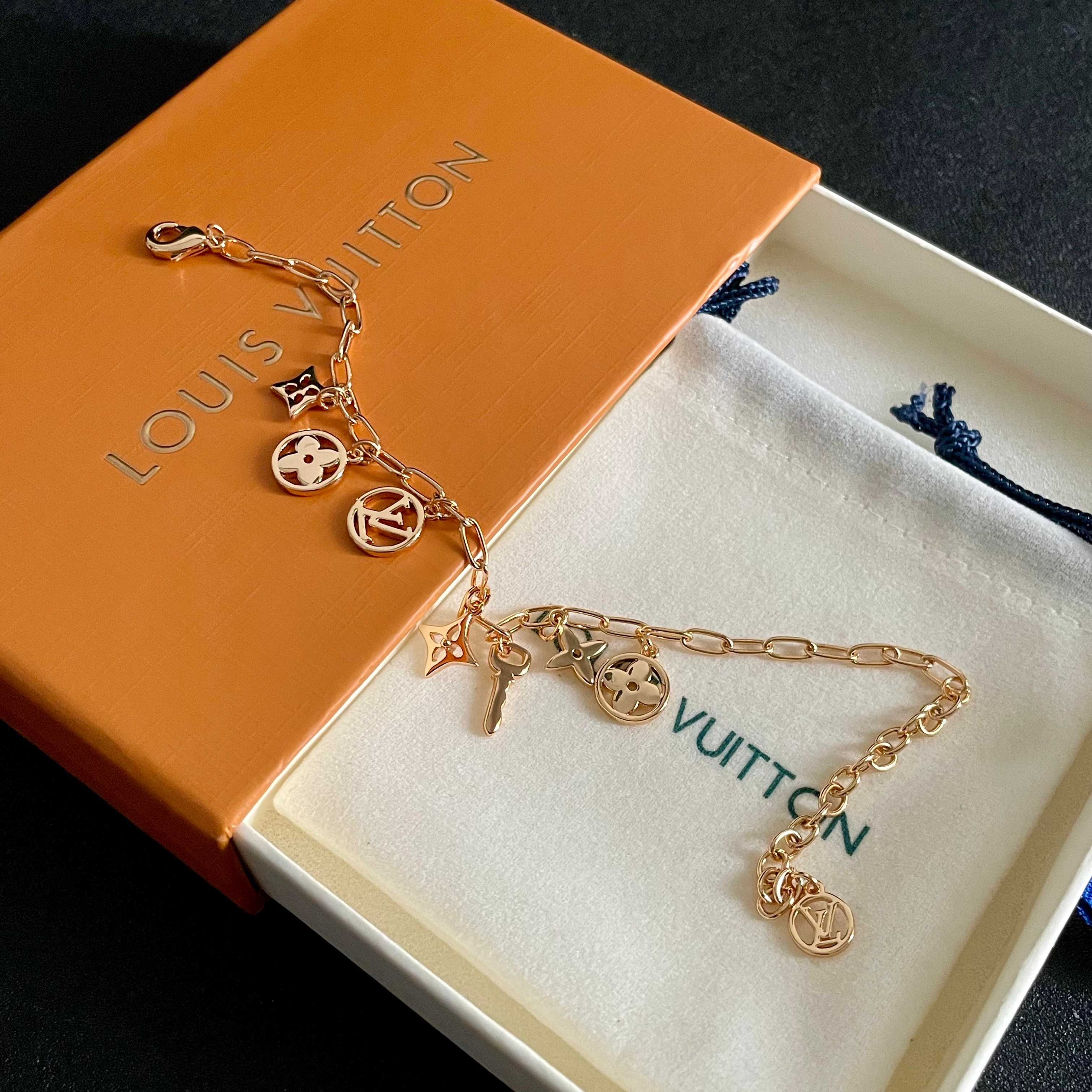  LV 手链🔹🔹Louis Vuitton 路易威登🔹专柜一致材质 火爆款出货 设计独特 复古前卫 男神