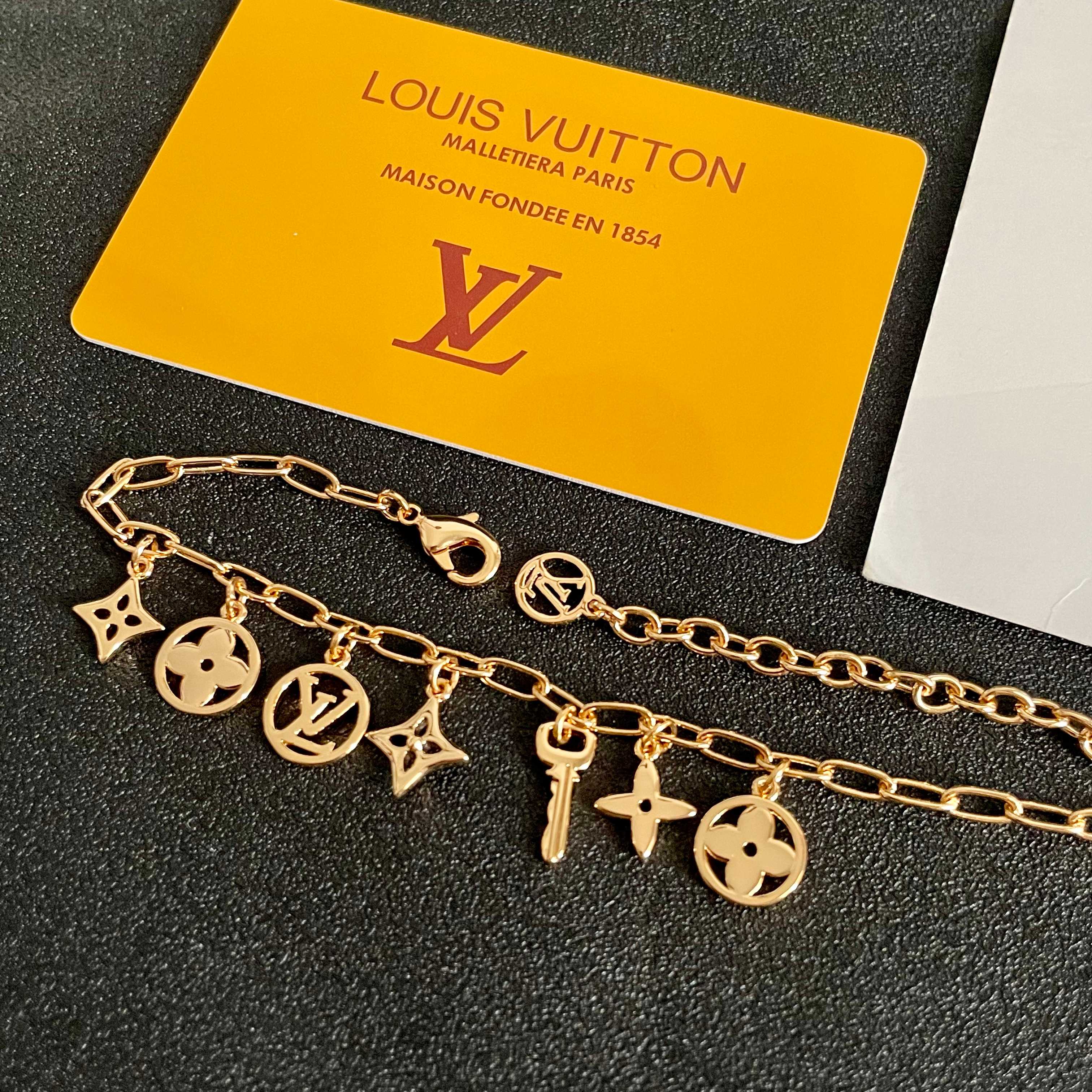  LV 手链🔹🔹Louis Vuitton 路易威登🔹专柜一致材质 火爆款出货 设计独特 复古前卫 男神
