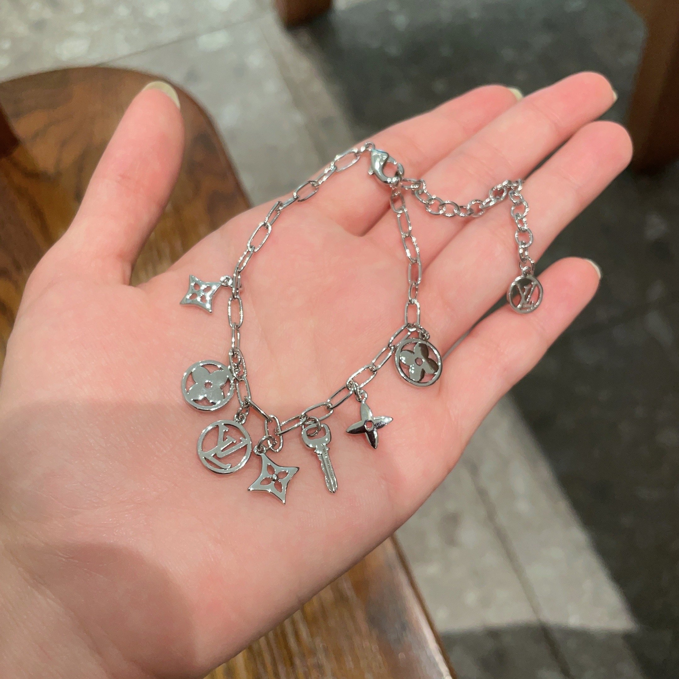  LV 手链🔹🔹Louis Vuitton 路易威登🔹专柜一致材质 火爆款出货 设计独特 复古前卫 男神