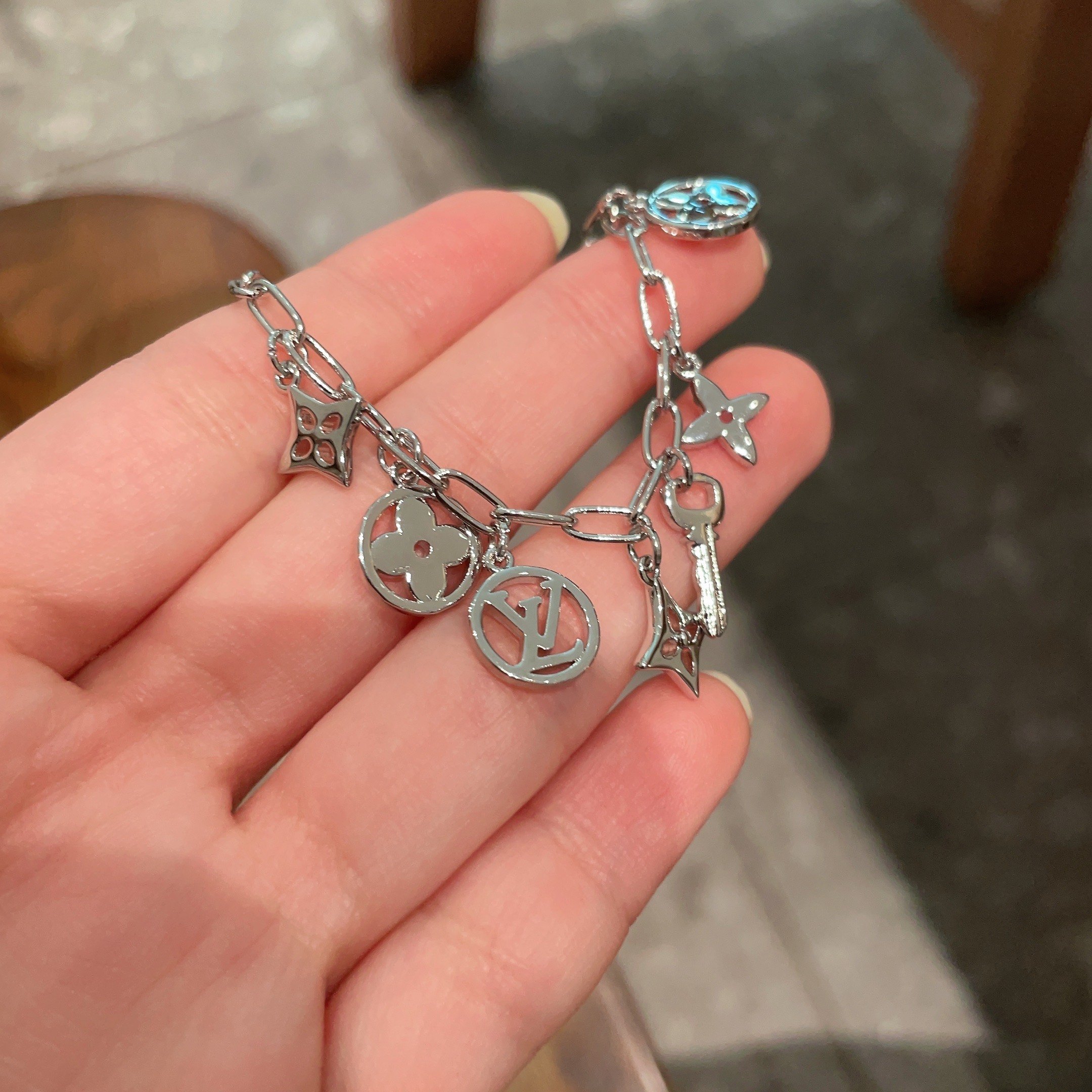  LV 手链🔹🔹Louis Vuitton 路易威登🔹专柜一致材质 火爆款出货 设计独特 复古前卫 男神