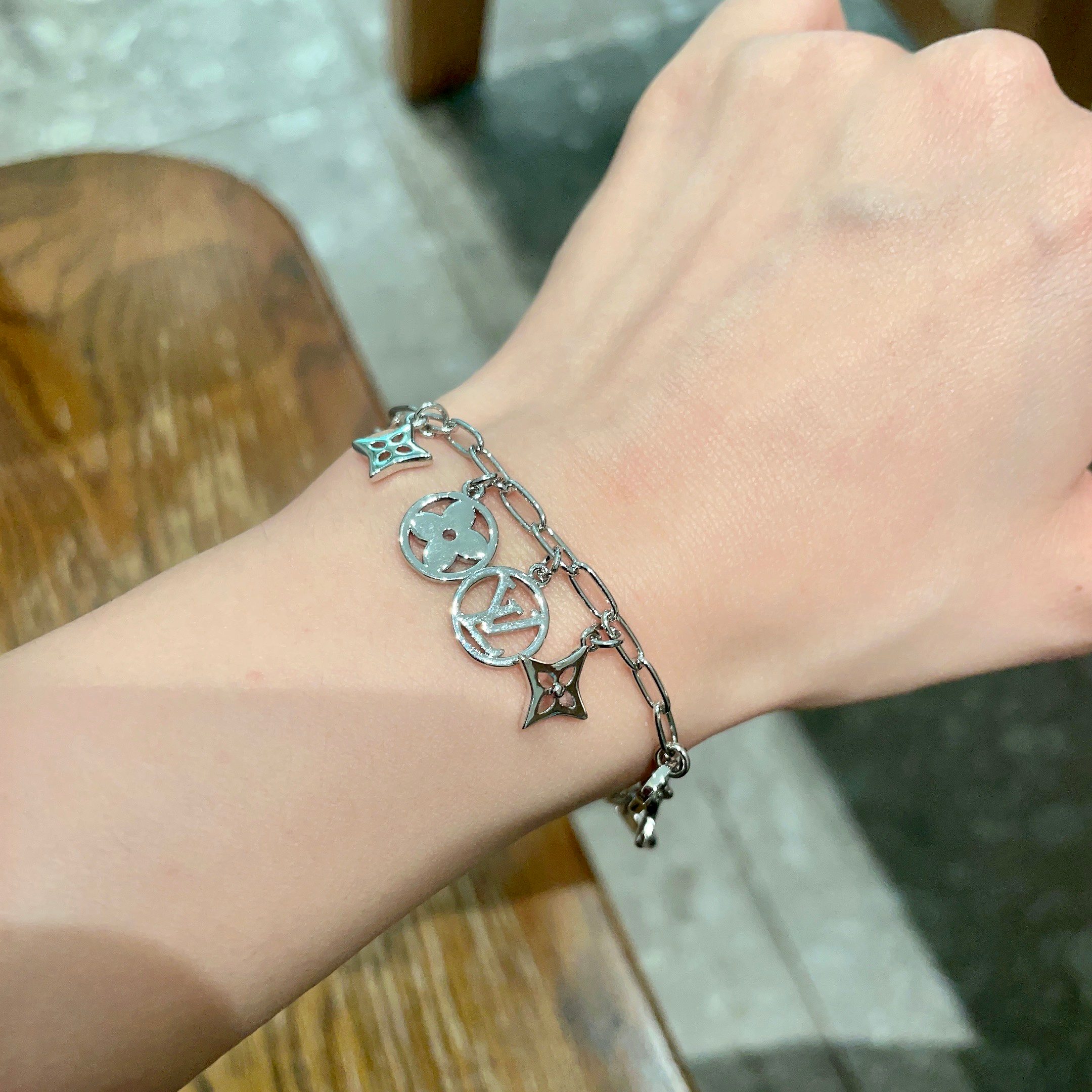  LV 手链🔹🔹Louis Vuitton 路易威登🔹专柜一致材质 火爆款出货 设计独特 复古前卫 男神