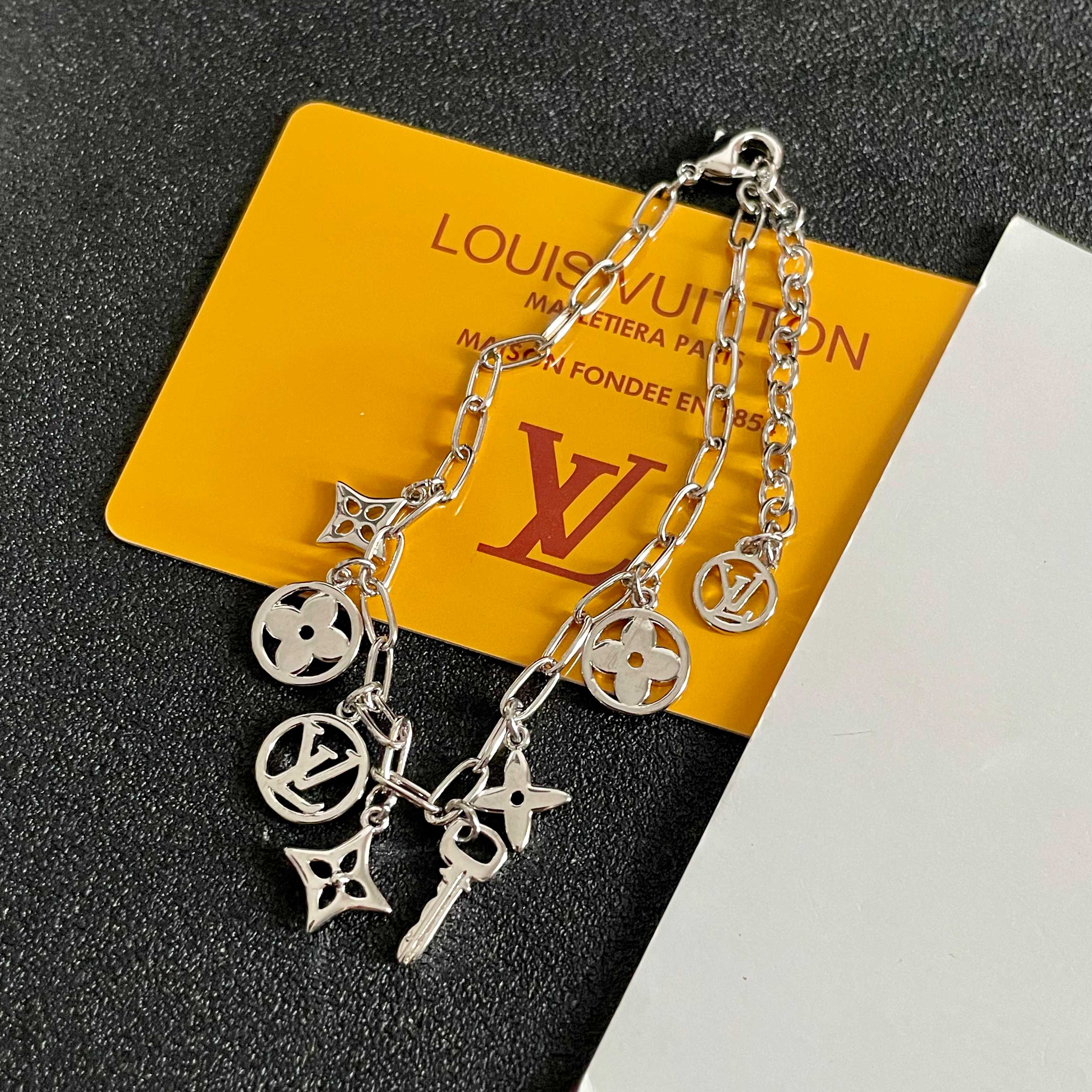  LV 手链🔹🔹Louis Vuitton 路易威登🔹专柜一致材质 火爆款出货 设计独特 复古前卫 男神