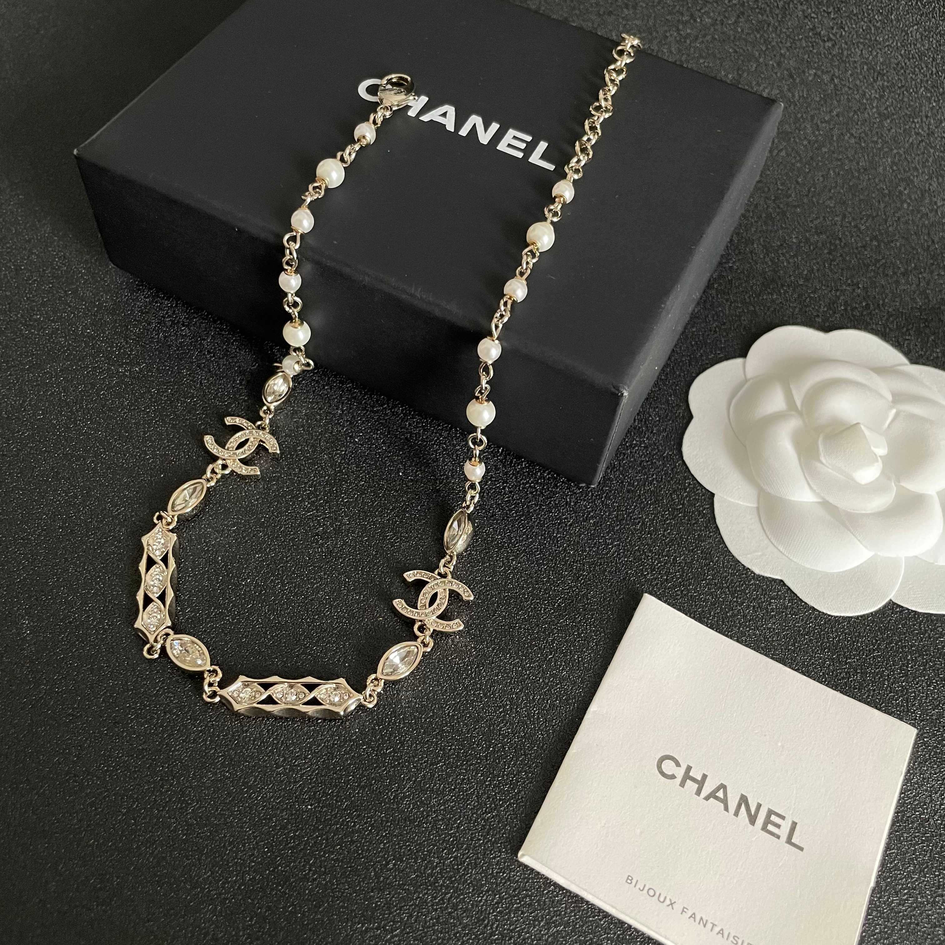  Chanel香奈儿 中古 字母项链👀小香家的款式真心无需多介绍😘🎶每一款都超好看，精致大方，非常显气质