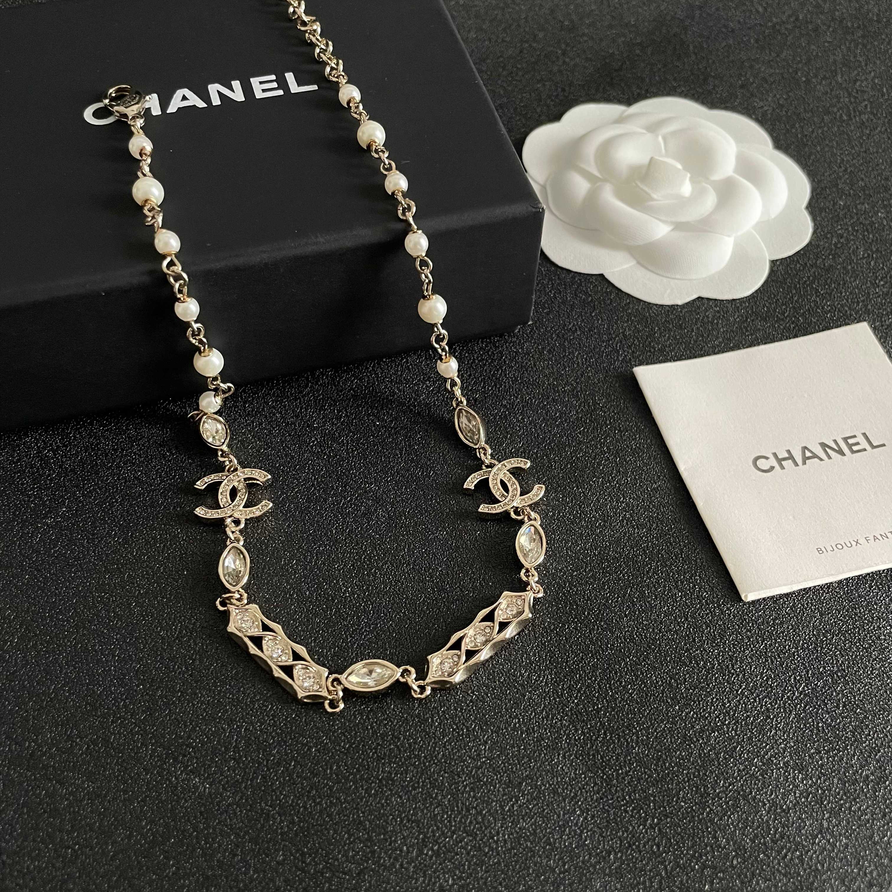  Chanel香奈儿 中古 字母项链👀小香家的款式真心无需多介绍😘🎶每一款都超好看，精致大方，非常显气质