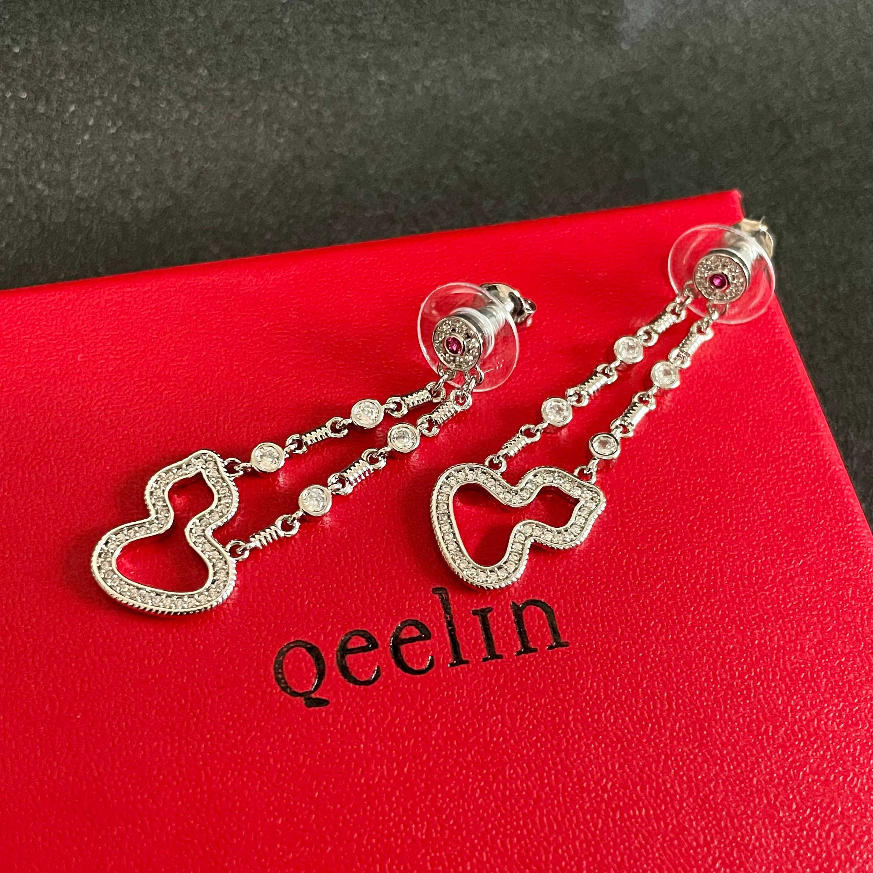  麒麟mini葫芦带钻耳钉
精致又高级的小葫芦耳钉
上耳气质温柔日常百搭寓意好～仿佛把福气都戴在了耳边 