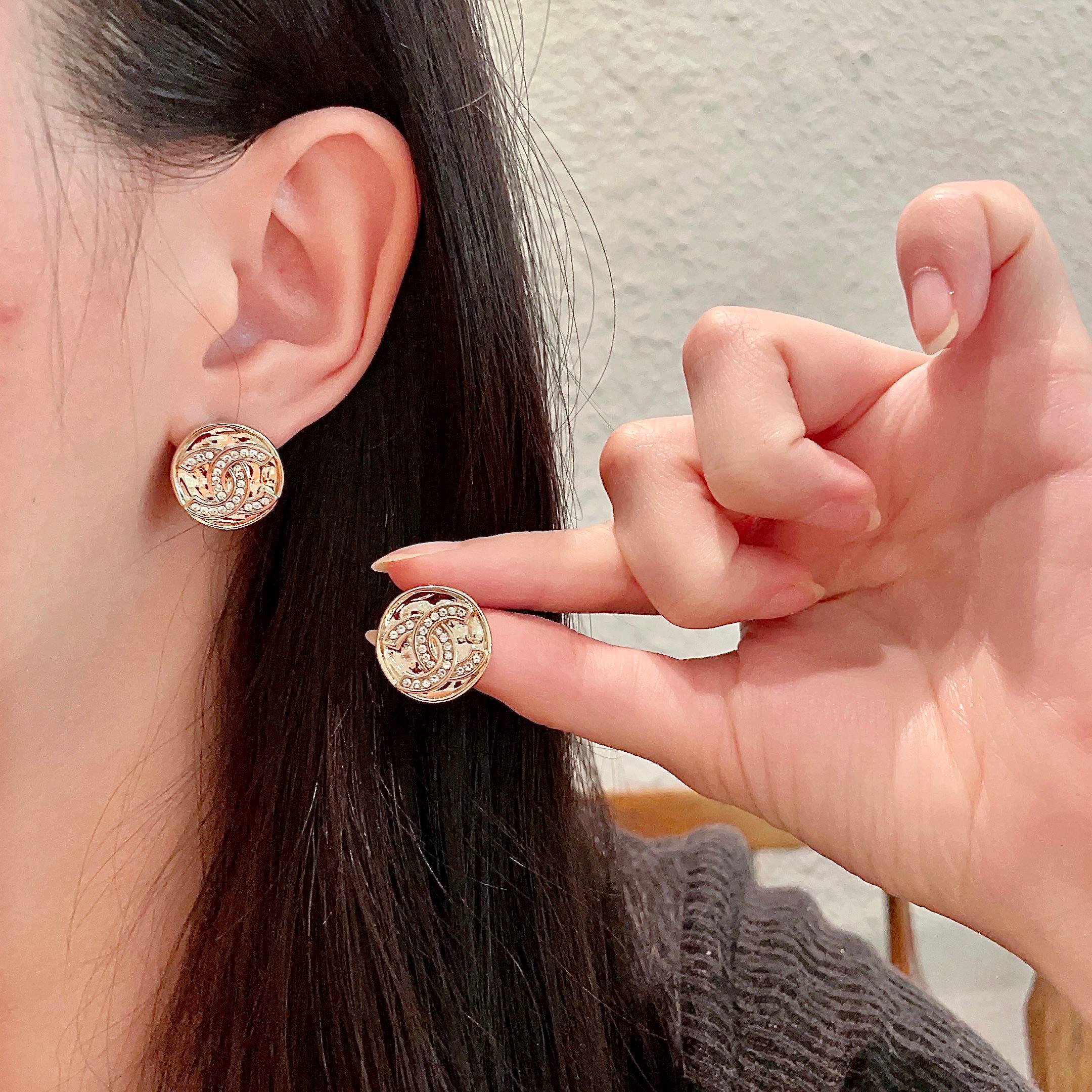  Chanel香奈儿 中古 双C耳钉👀原版复刻logo 小香家的款式真心无需多介绍😘🎶每一款都超好看，精