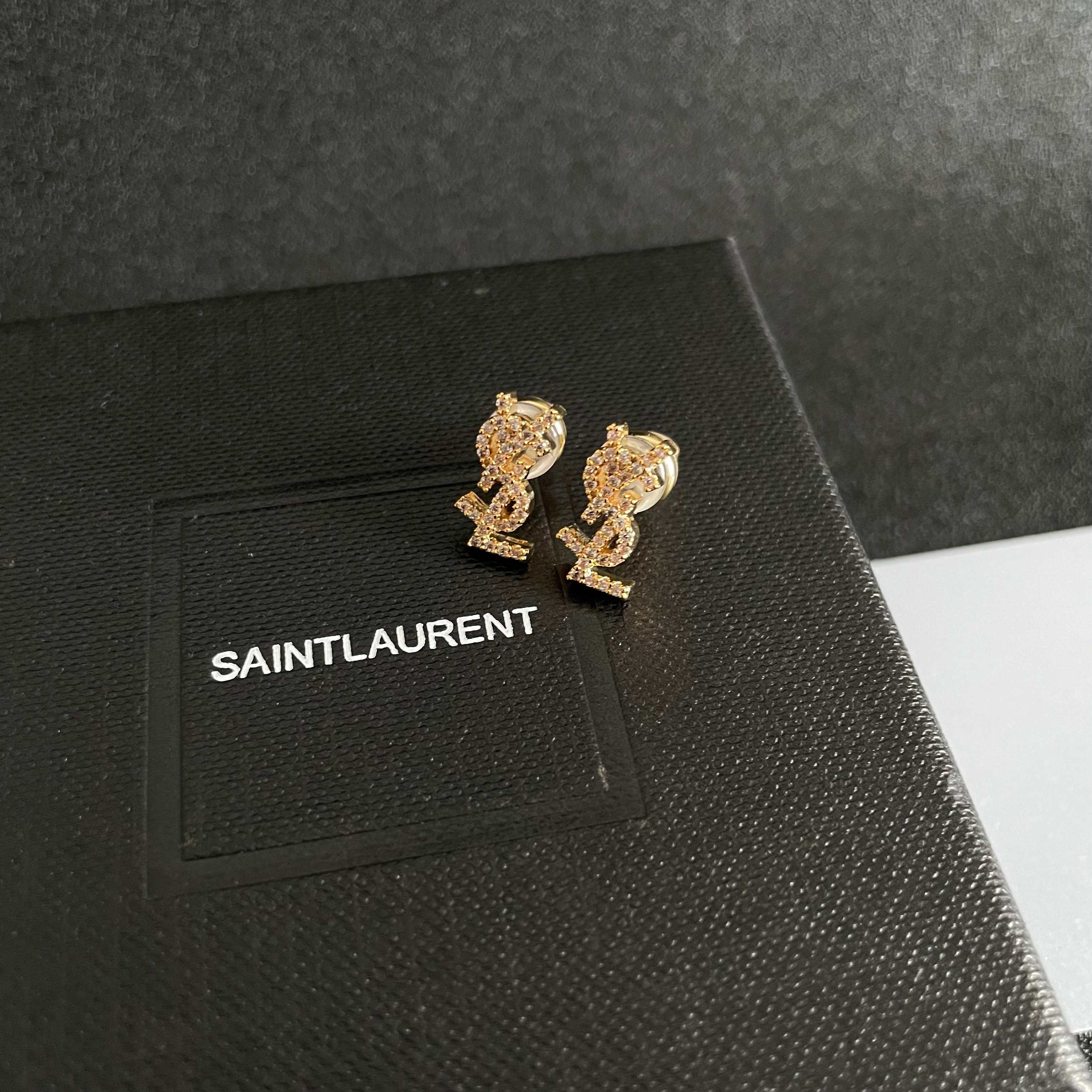  新款 ysl圣罗兰耳钉 美丽永远敌不过经典 黄金时期的香奈就是最经典．也是最有味道的 女人独立优雅魅力