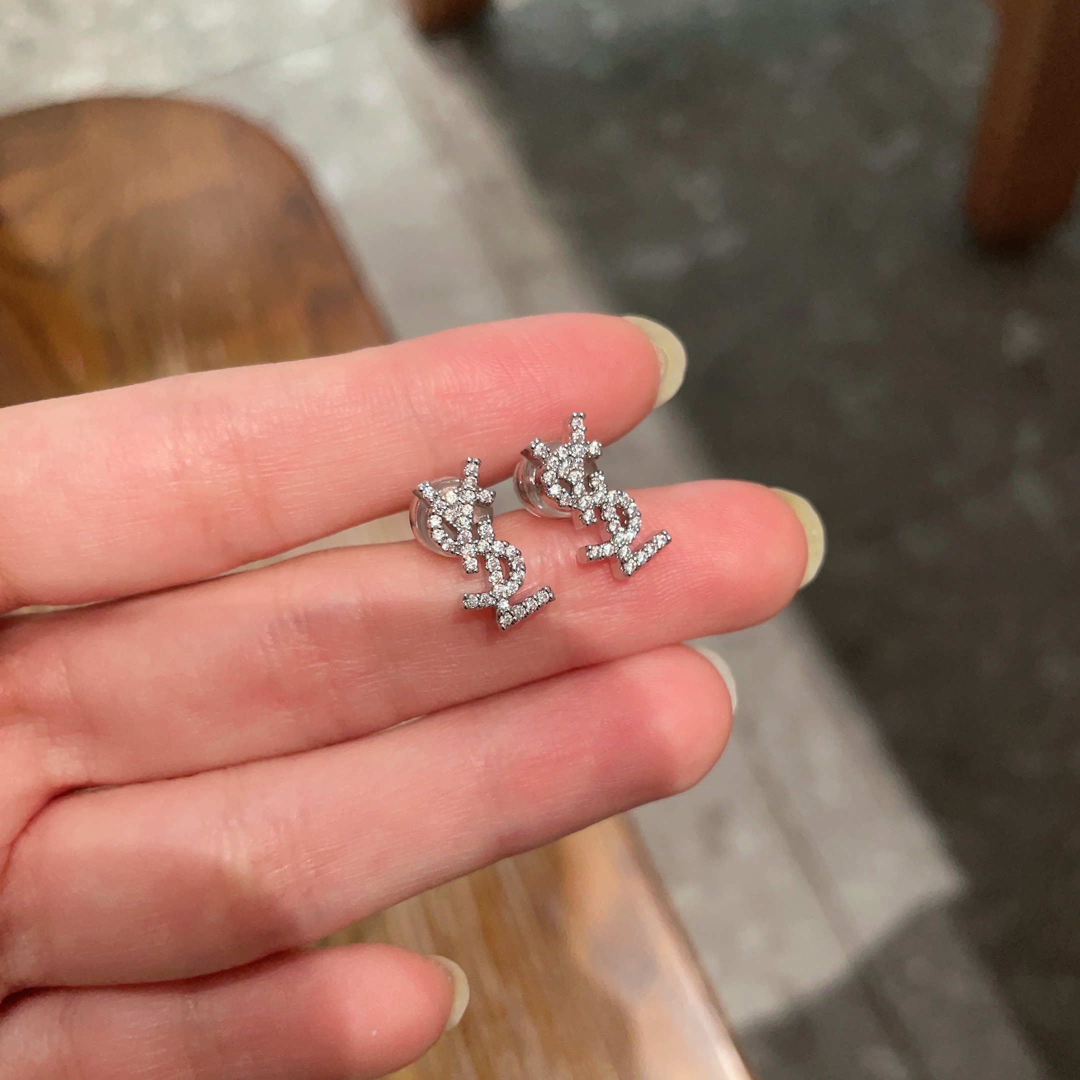  新款 ysl圣罗兰耳钉 美丽永远敌不过经典 黄金时期的香奈就是最经典．也是最有味道的 女人独立优雅魅力