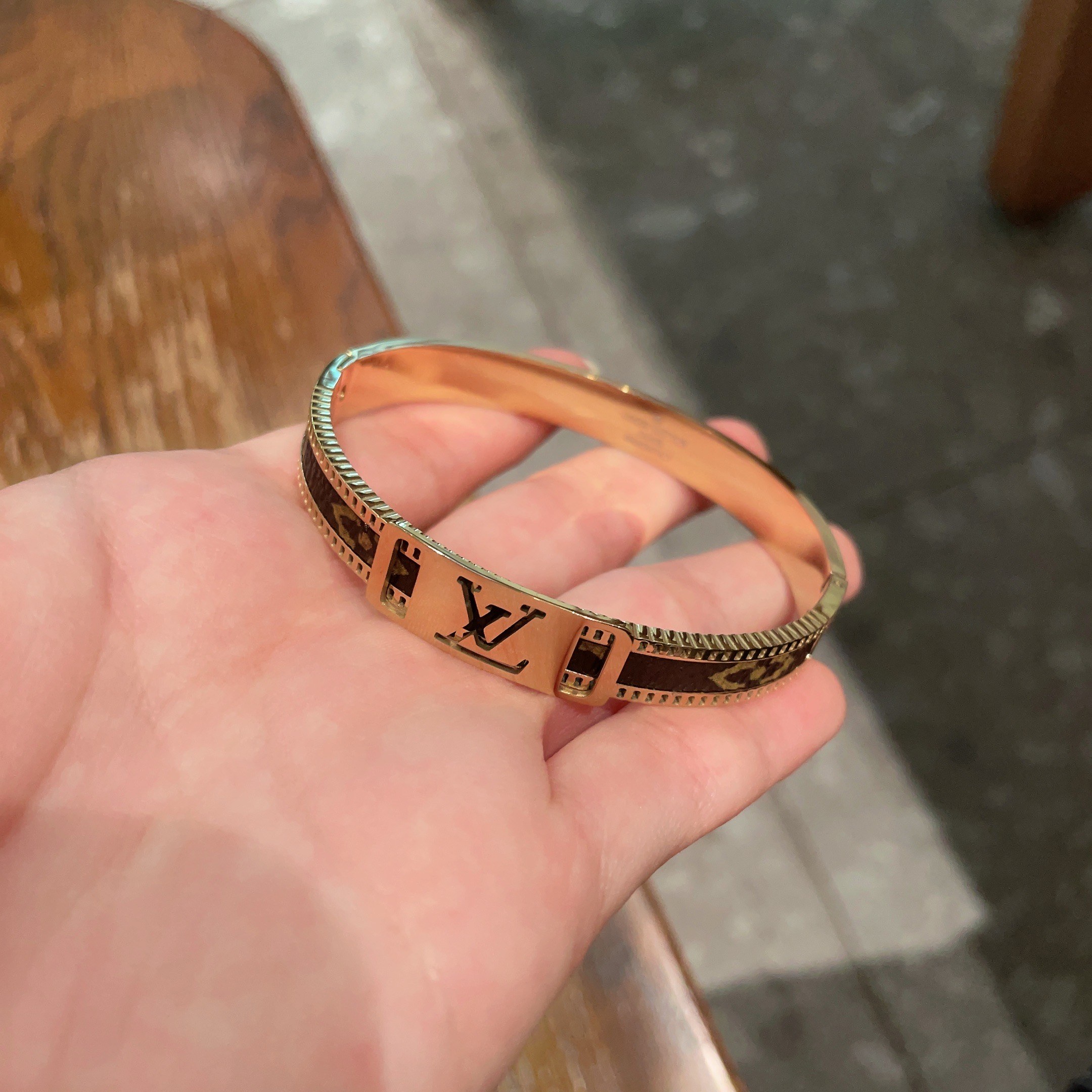 💥新品😍 原单货 LV中性款手镯🔹🔹Louis Vuitton 路易威登 🔹专柜一致材质 火爆款出货 设