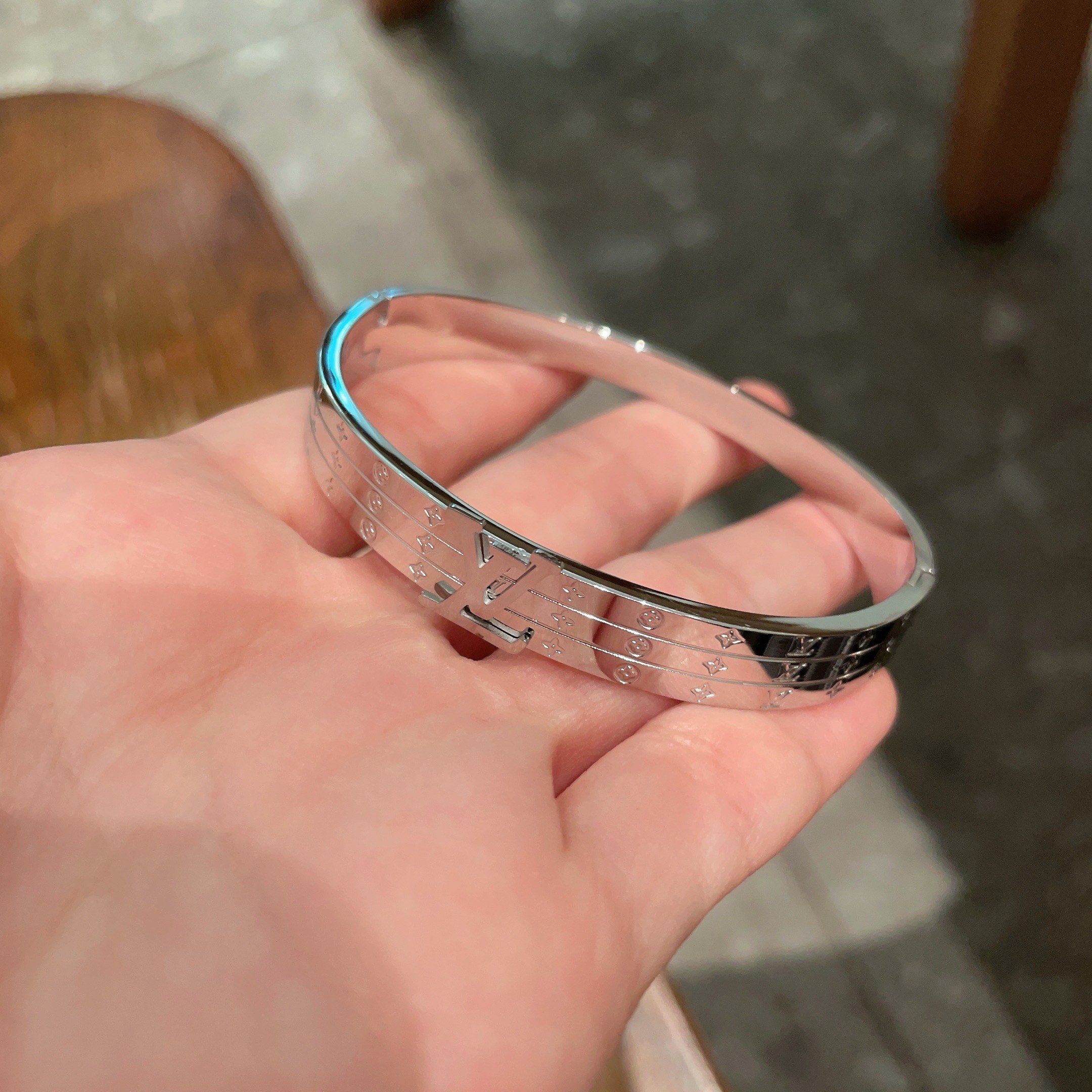 💥新品😍 原单货 LV中性款手镯🔹🔹Louis Vuitton 路易威登 🔹专柜一致材质 火爆款出货 设