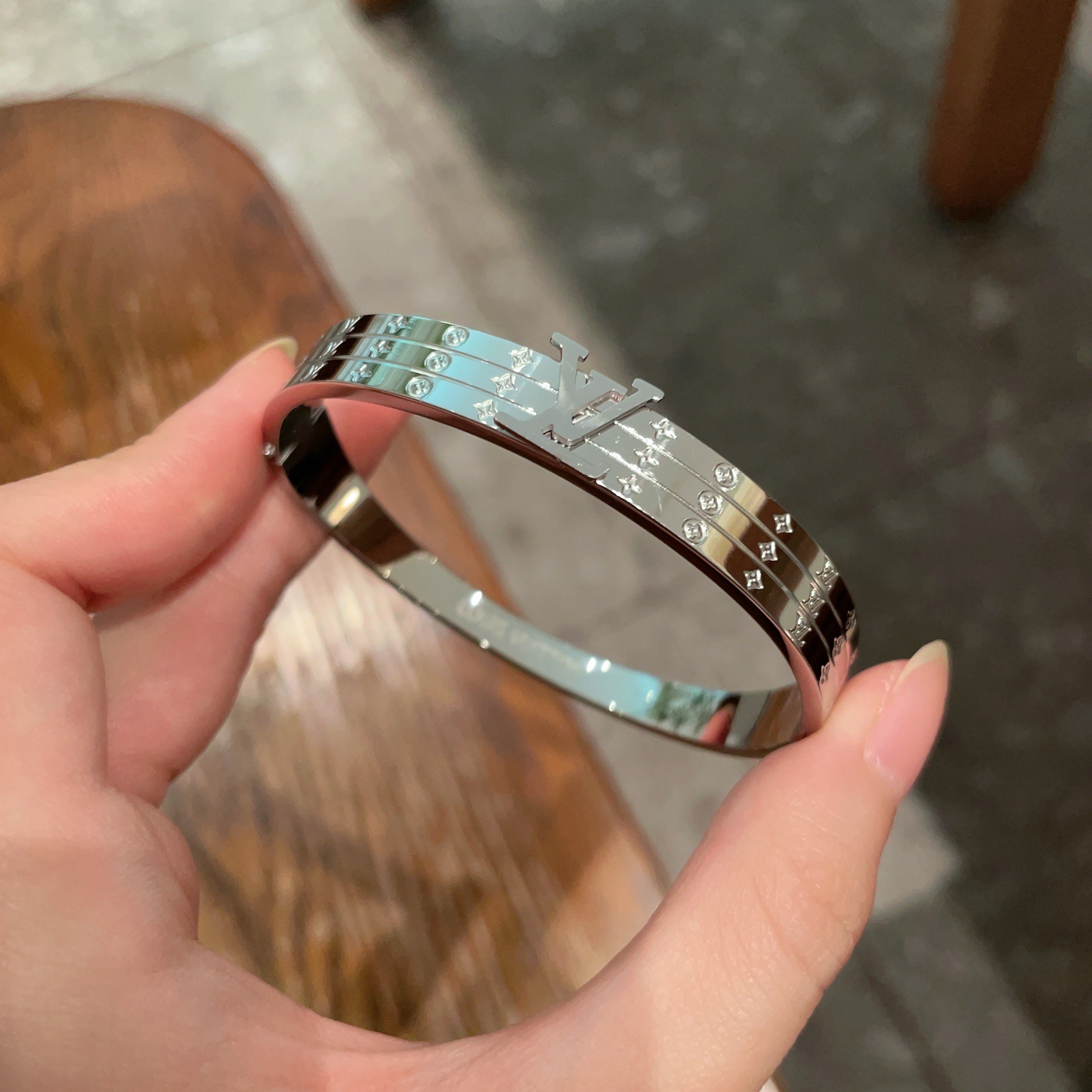 💥新品😍 原单货 LV中性款手镯🔹🔹Louis Vuitton 路易威登 🔹专柜一致材质 火爆款出货 设