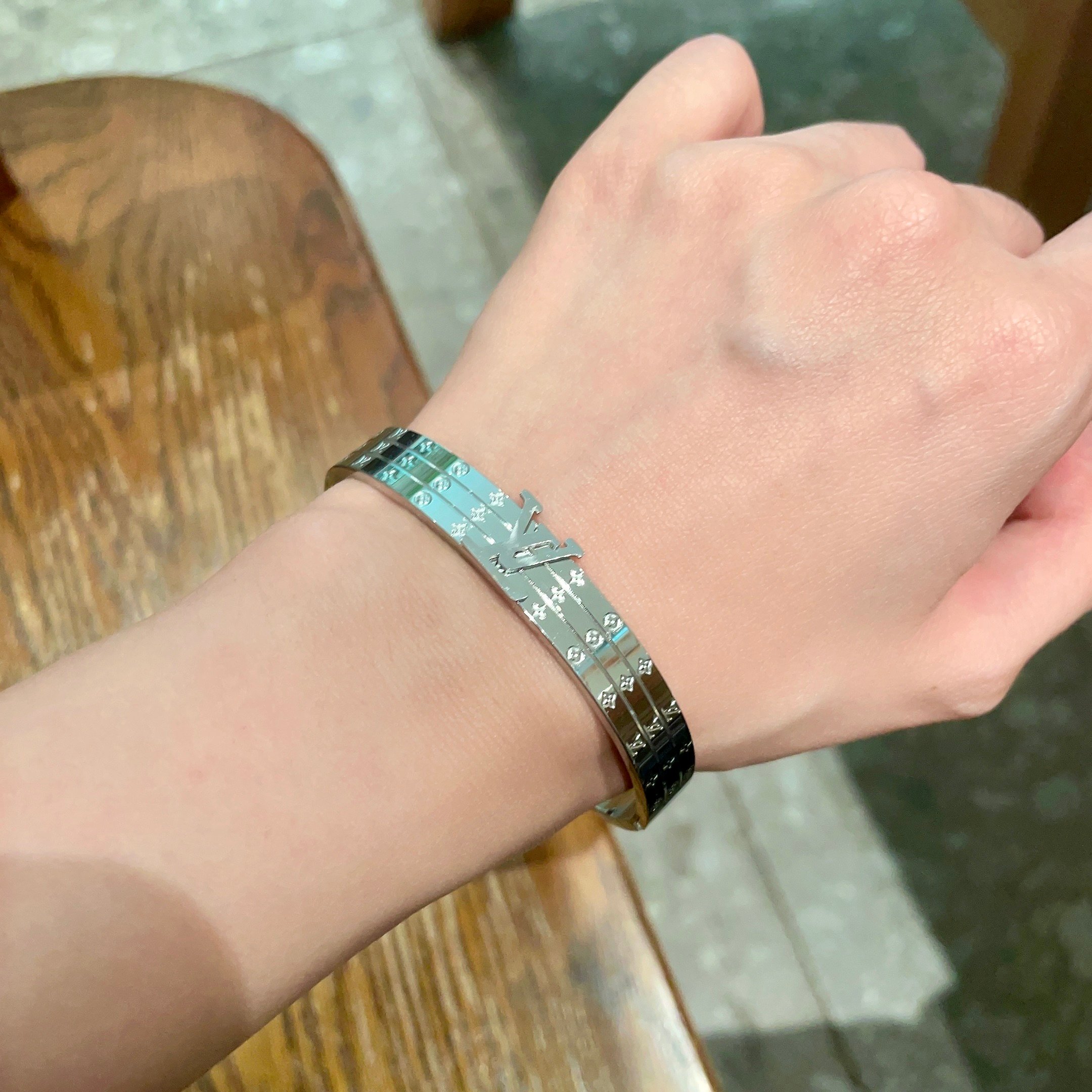 💥新品😍 原单货 LV中性款手镯🔹🔹Louis Vuitton 路易威登 🔹专柜一致材质 火爆款出货 设