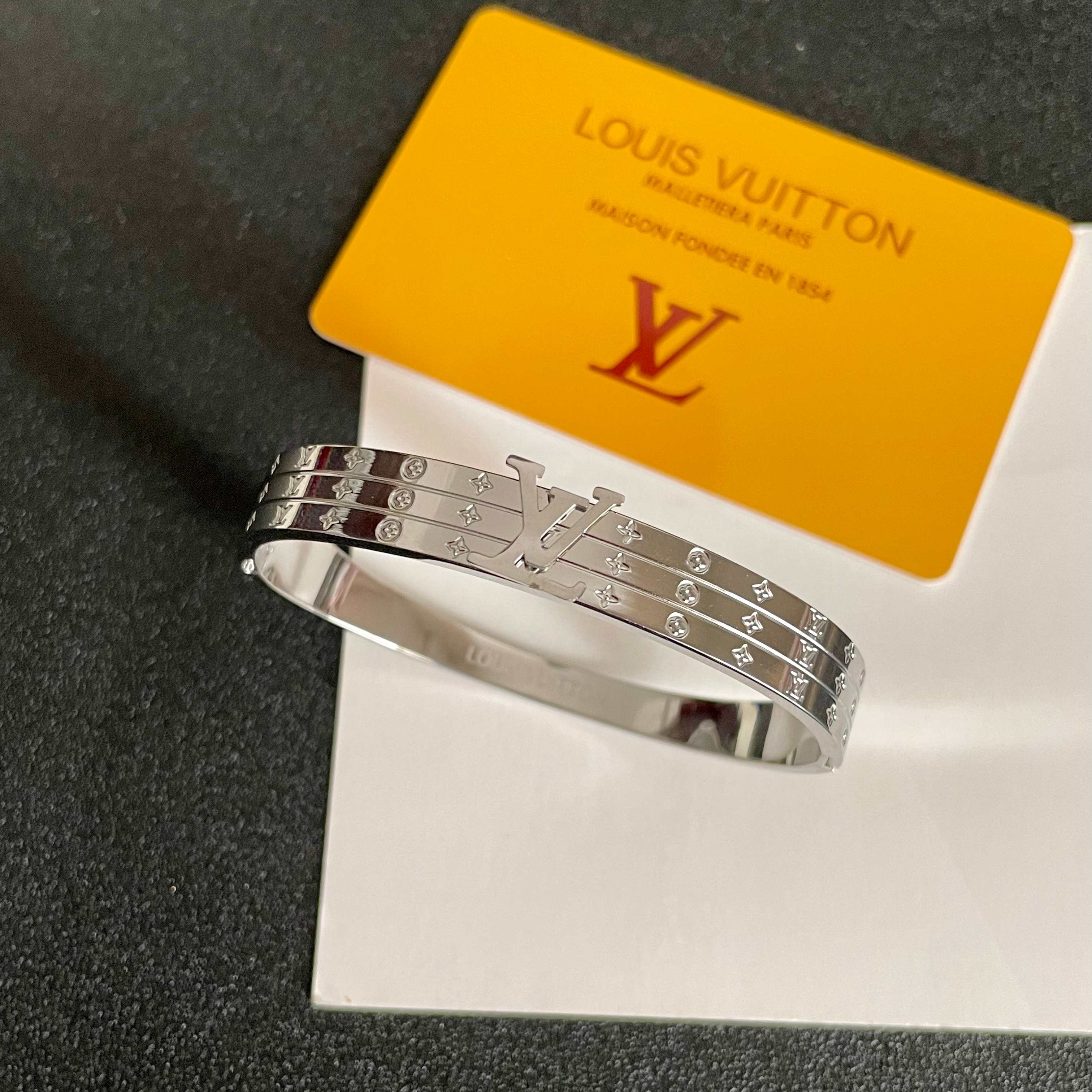 💥新品😍 原单货 LV中性款手镯🔹🔹Louis Vuitton 路易威登 🔹专柜一致材质 火爆款出货 设