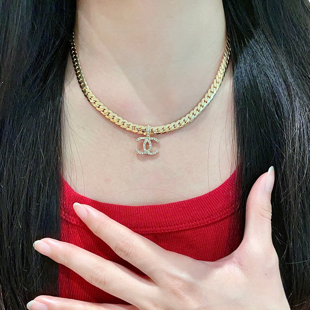  Chanel香奈儿 中古 项链👀小香家的款式真心无需多介绍😘🎶每一款都超好看，精致大方，非常显气质