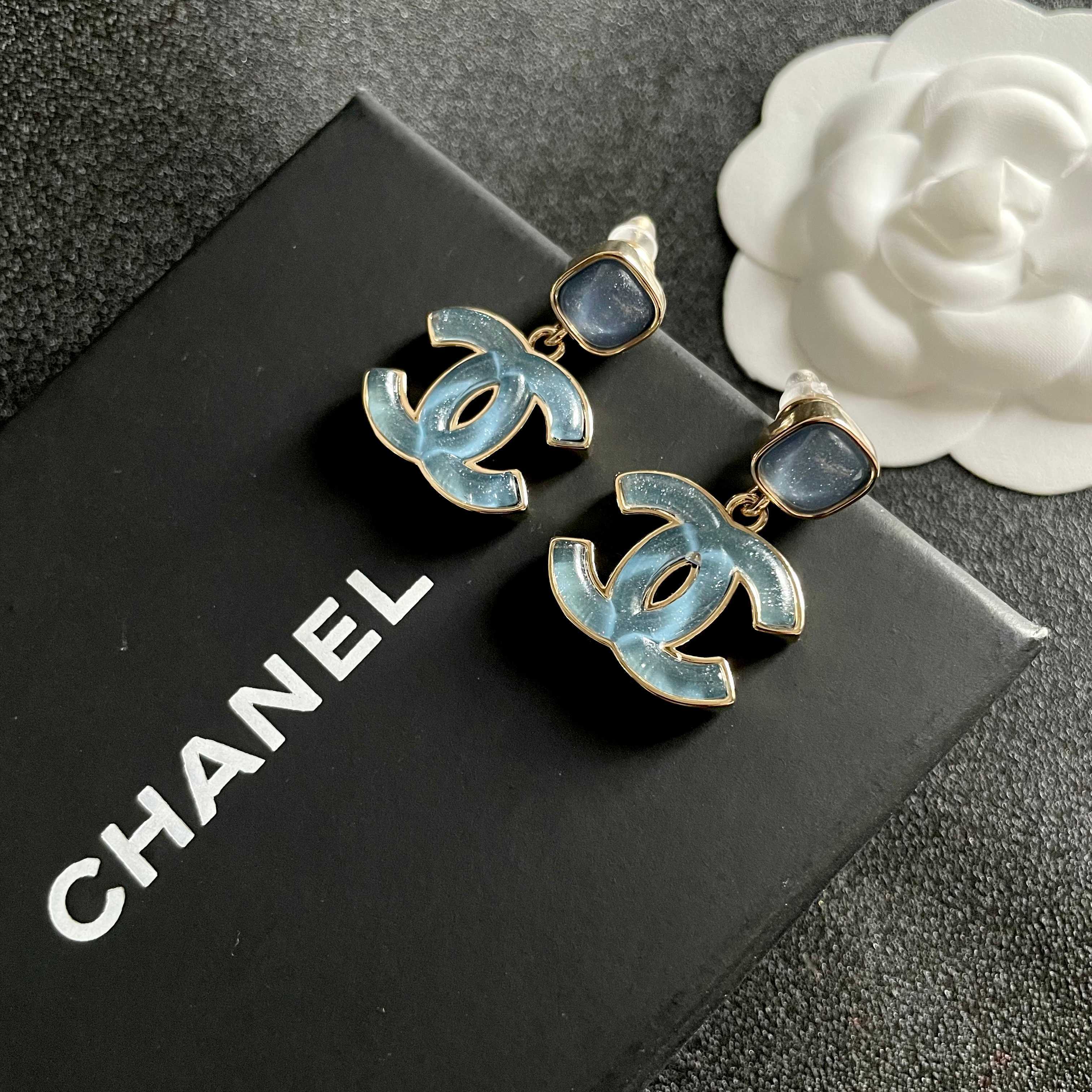  Chanel香奈儿 中古 双C耳钉👀原版复刻logo 小香家的款式真心无需多介绍😘🎶每一款都超好看，精