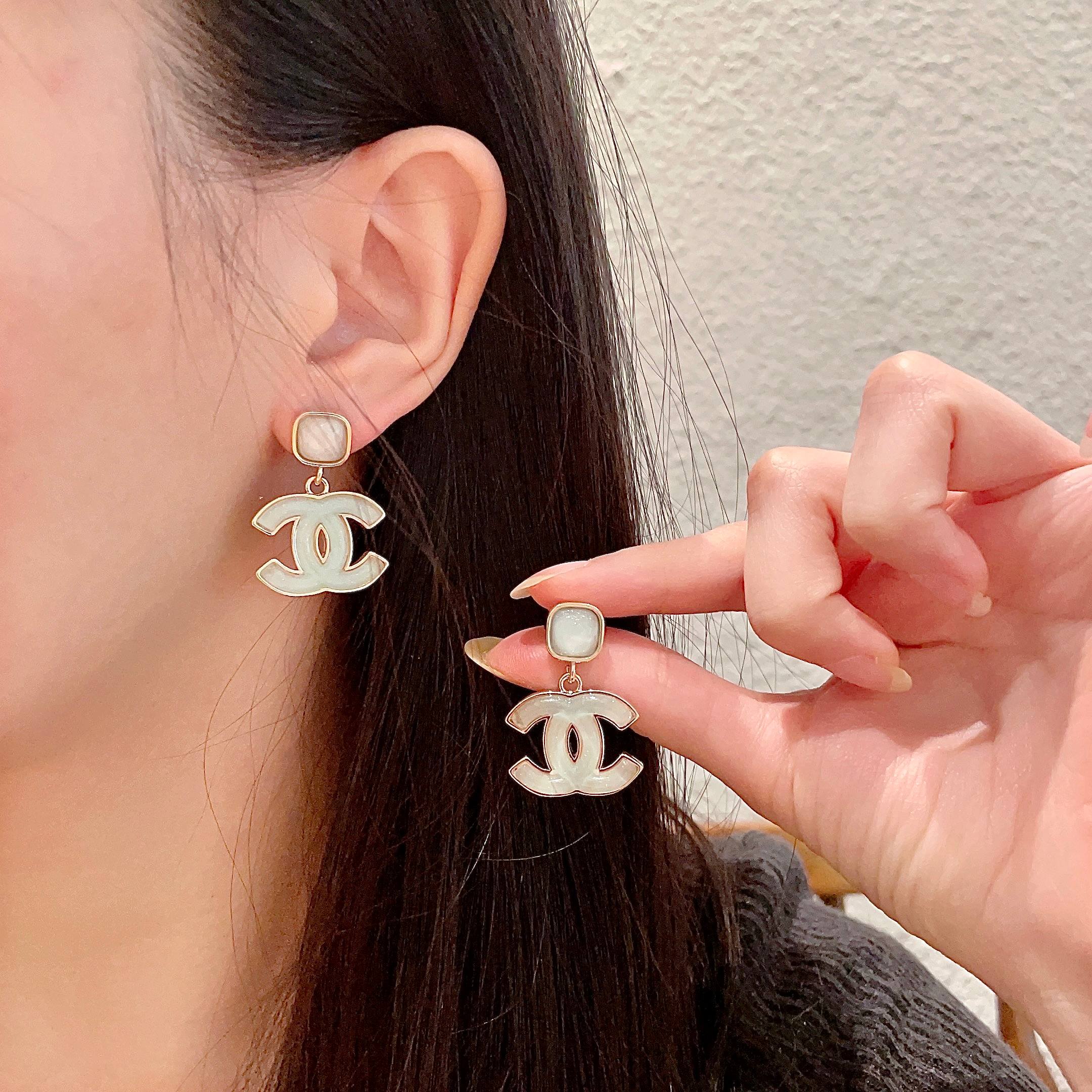  Chanel香奈儿 中古 双C耳钉👀原版复刻logo 小香家的款式真心无需多介绍😘🎶每一款都超好看，精