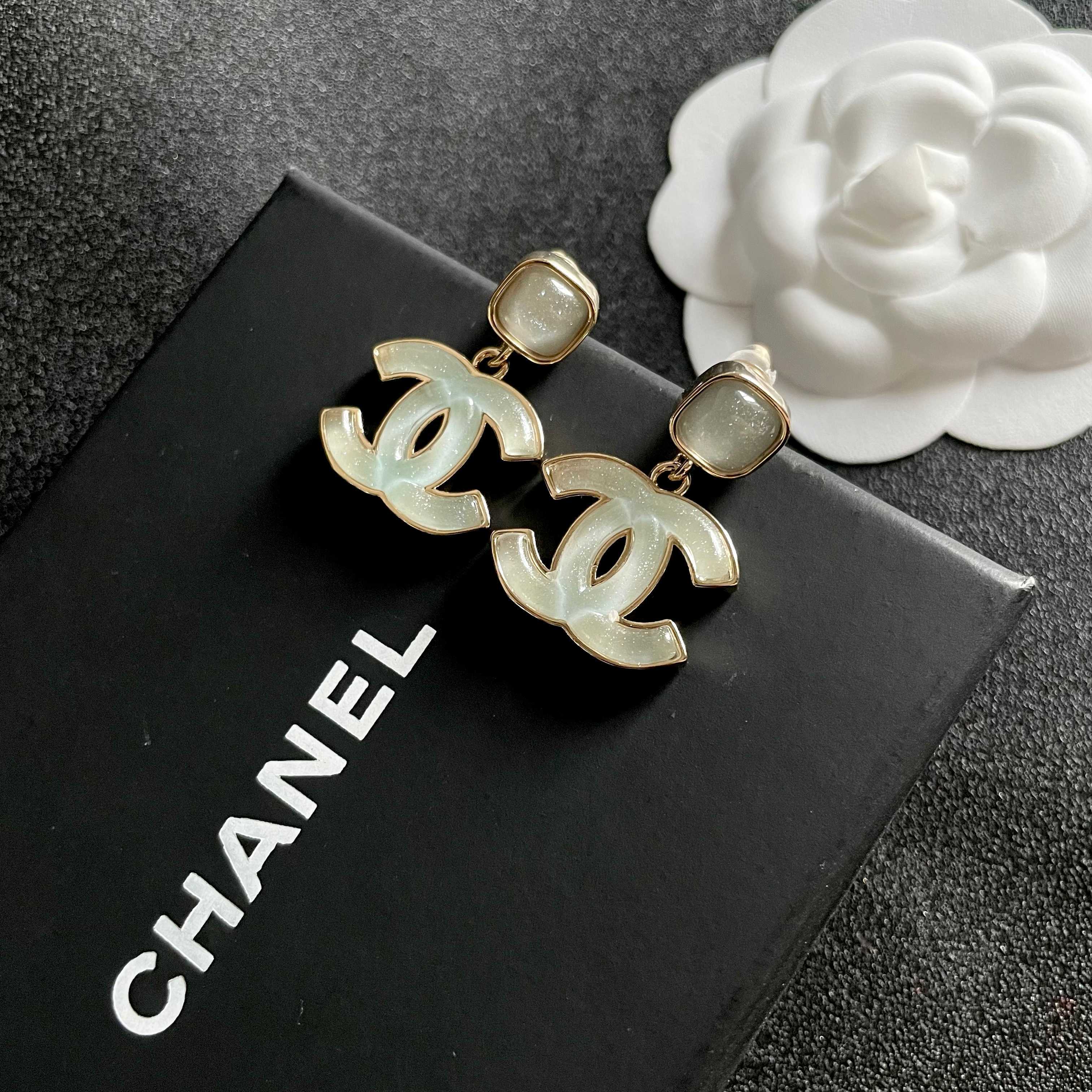  Chanel香奈儿 中古 双C耳钉👀原版复刻logo 小香家的款式真心无需多介绍😘🎶每一款都超好看，精