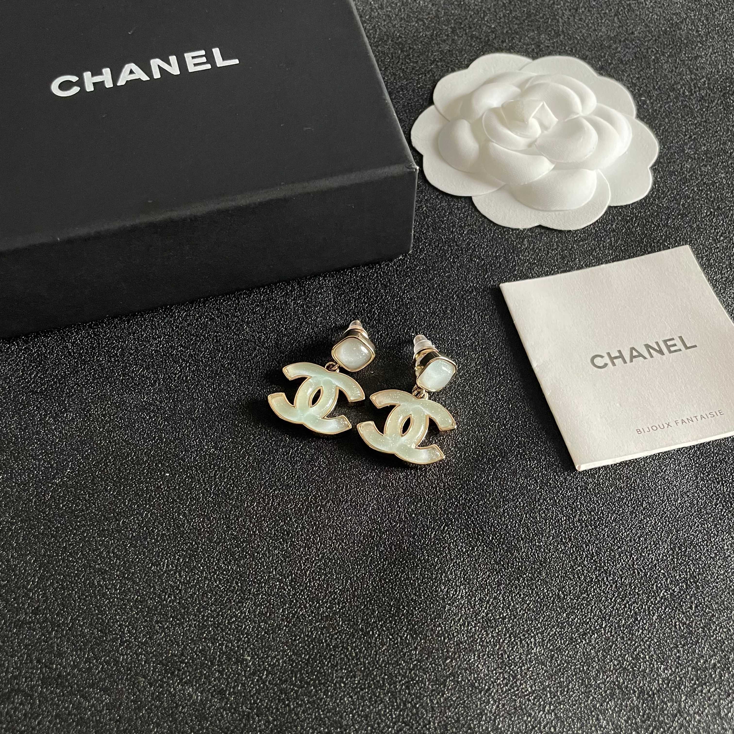  Chanel香奈儿 中古 双C耳钉👀原版复刻logo 小香家的款式真心无需多介绍😘🎶每一款都超好看，精