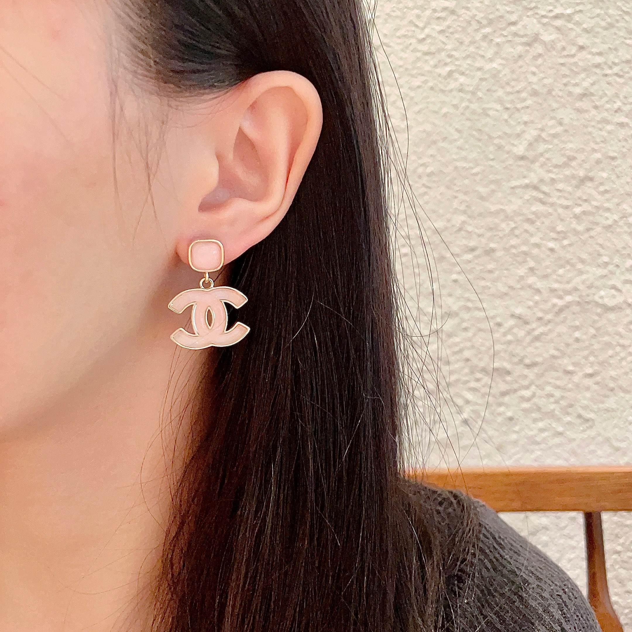  Chanel香奈儿 中古 双C耳钉👀原版复刻logo 小香家的款式真心无需多介绍😘🎶每一款都超好看，精