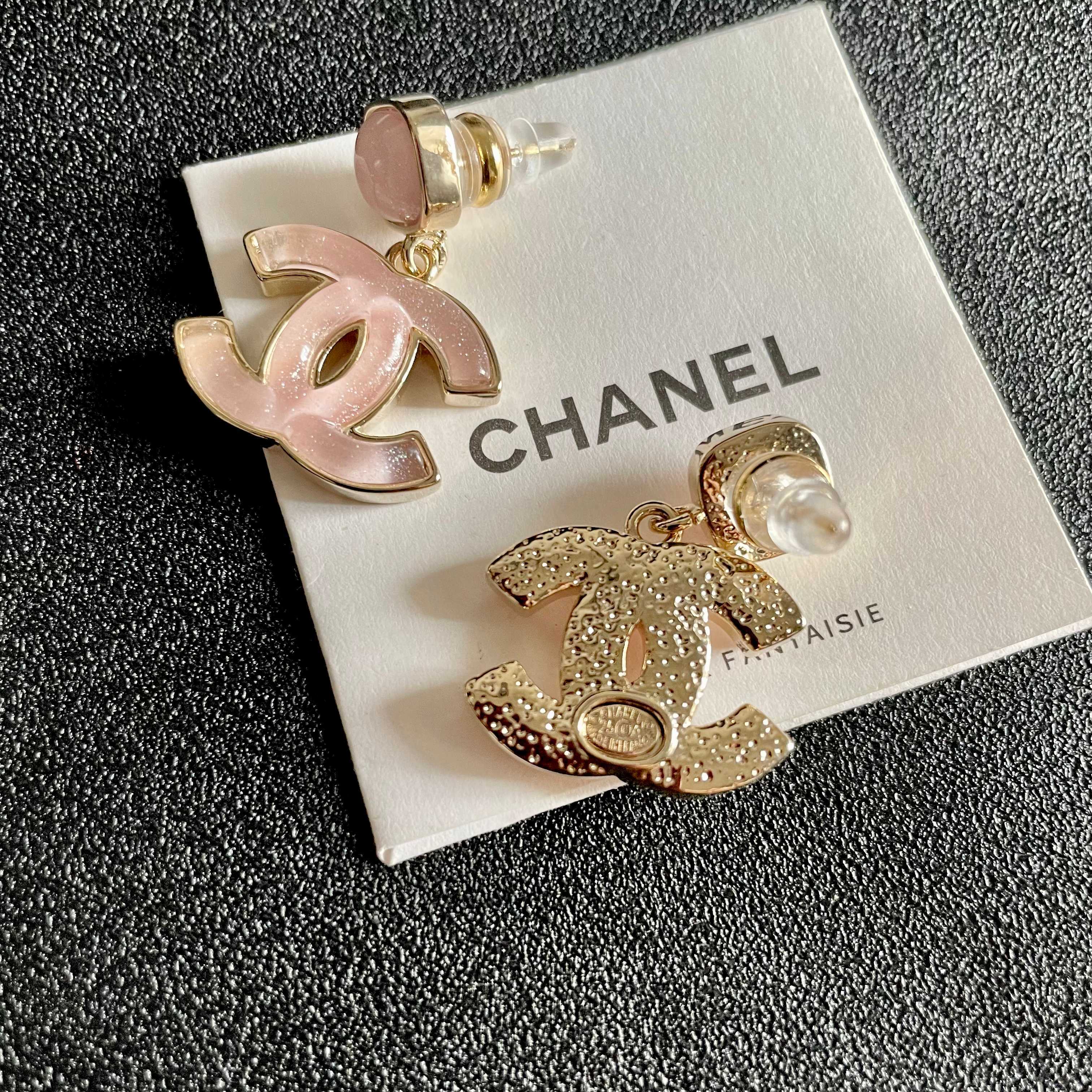  Chanel香奈儿 中古 双C耳钉👀原版复刻logo 小香家的款式真心无需多介绍😘🎶每一款都超好看，精