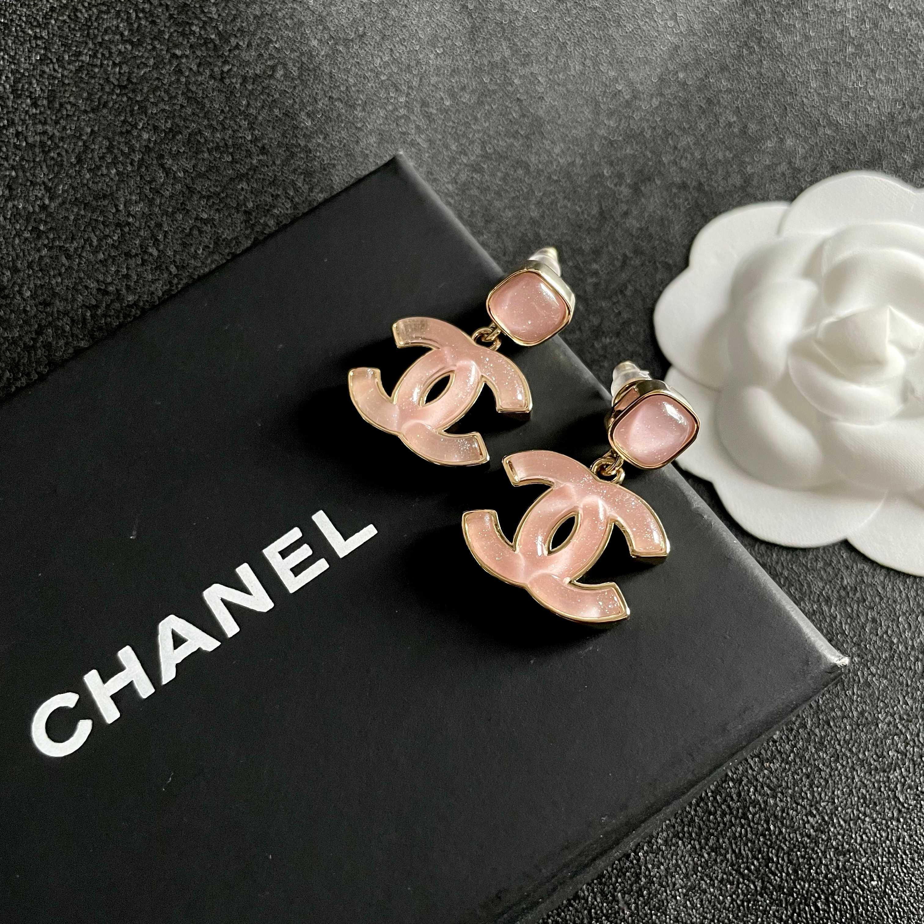  Chanel香奈儿 中古 双C耳钉👀原版复刻logo 小香家的款式真心无需多介绍😘🎶每一款都超好看，精