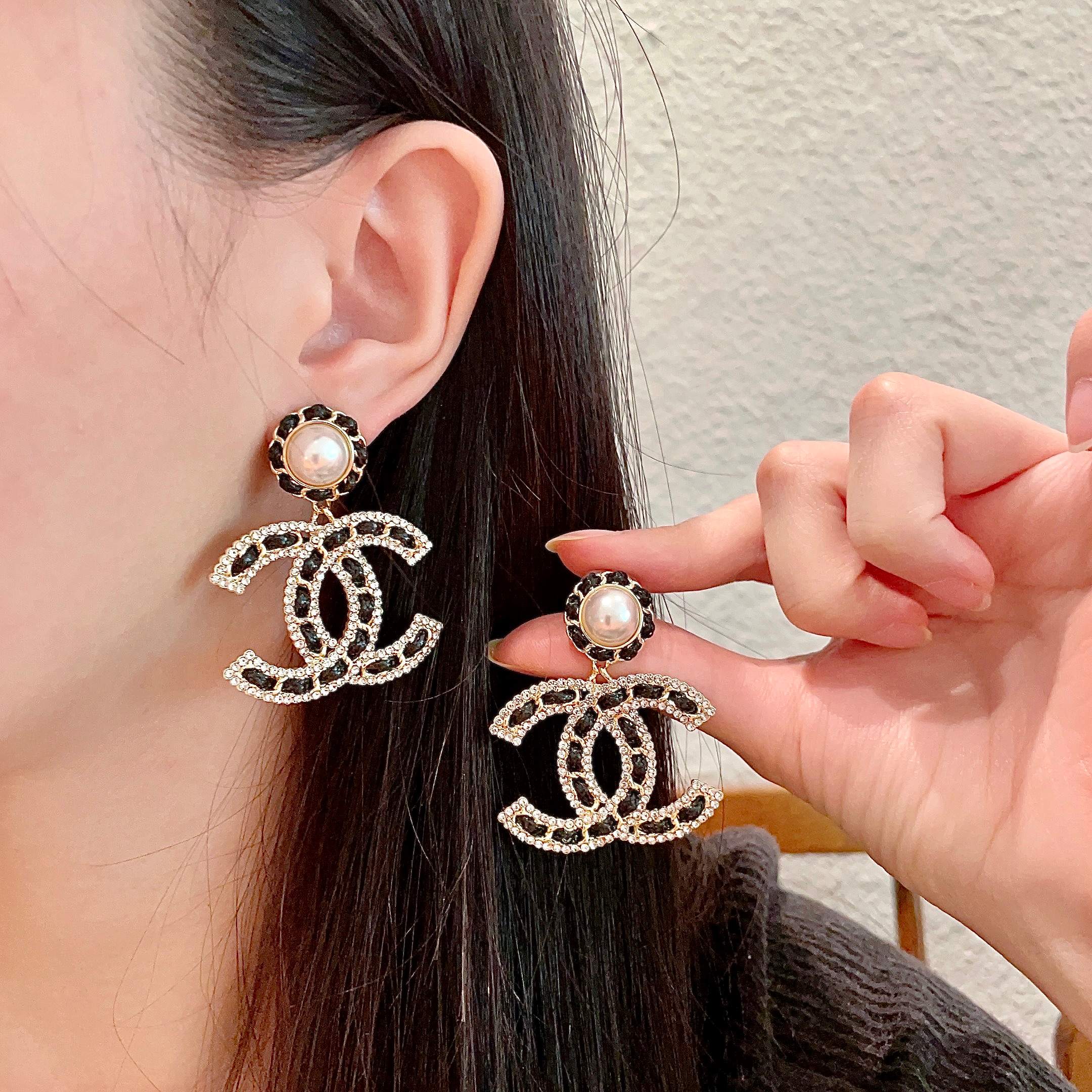  Chanel香奈儿 中古 耳钉👀小香家的款式真心无需多介绍😘🎶每一款都超好看，精致大方，非常显气质.