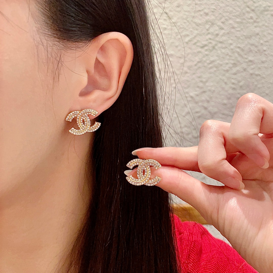  Chanel香奈儿 中古 耳钉👀小香家的款式真心无需多介绍😘🎶每一款都超好看，精致大方，非常显气质