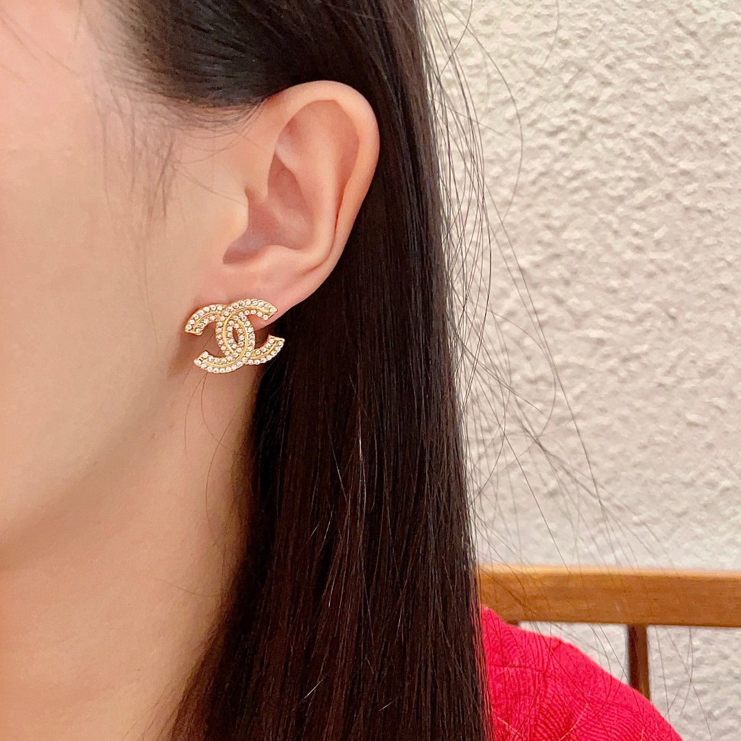  Chanel香奈儿 中古 耳钉👀小香家的款式真心无需多介绍😘🎶每一款都超好看，精致大方，非常显气质